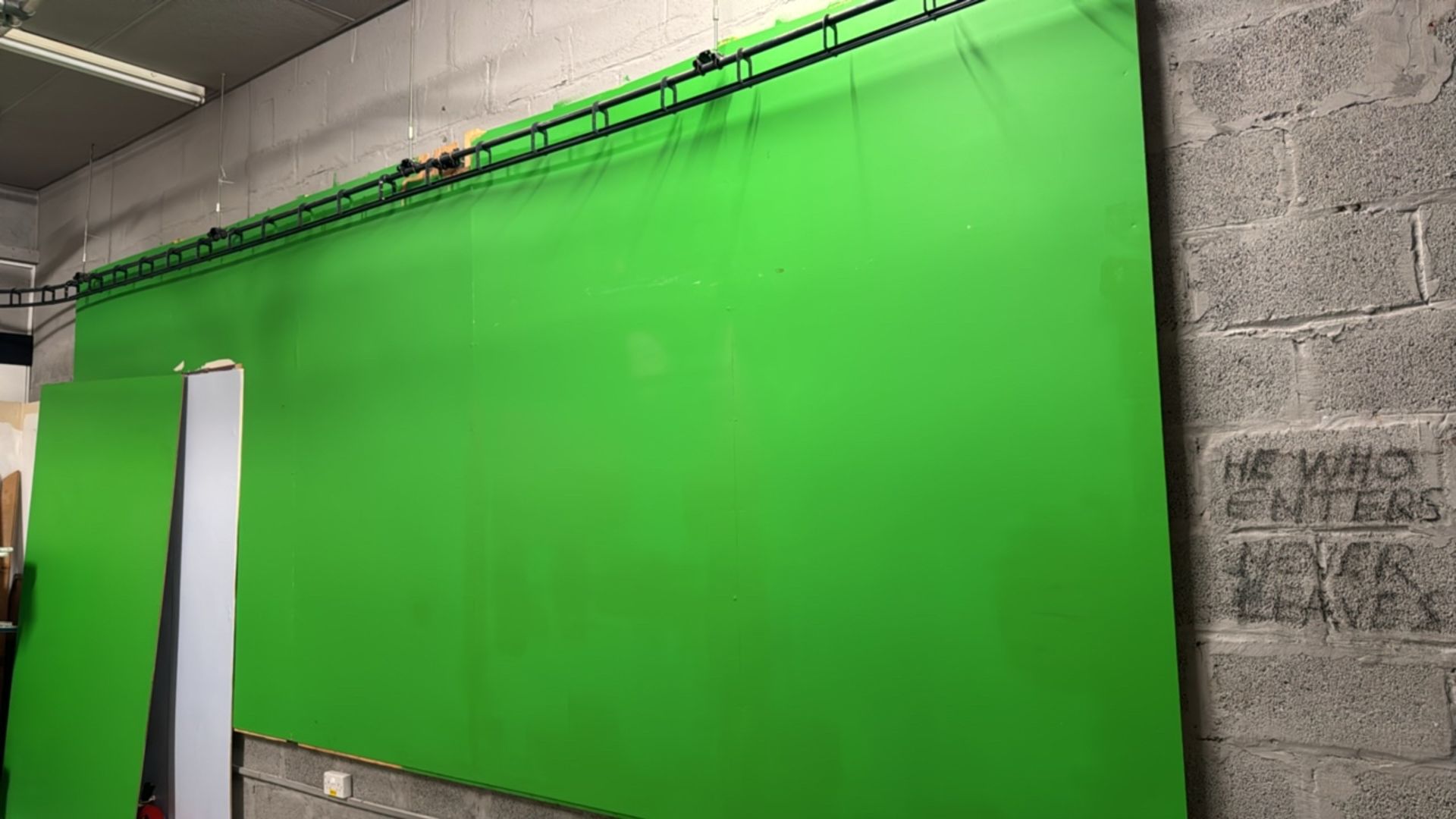 Green Screens x6 - Image 3 of 4