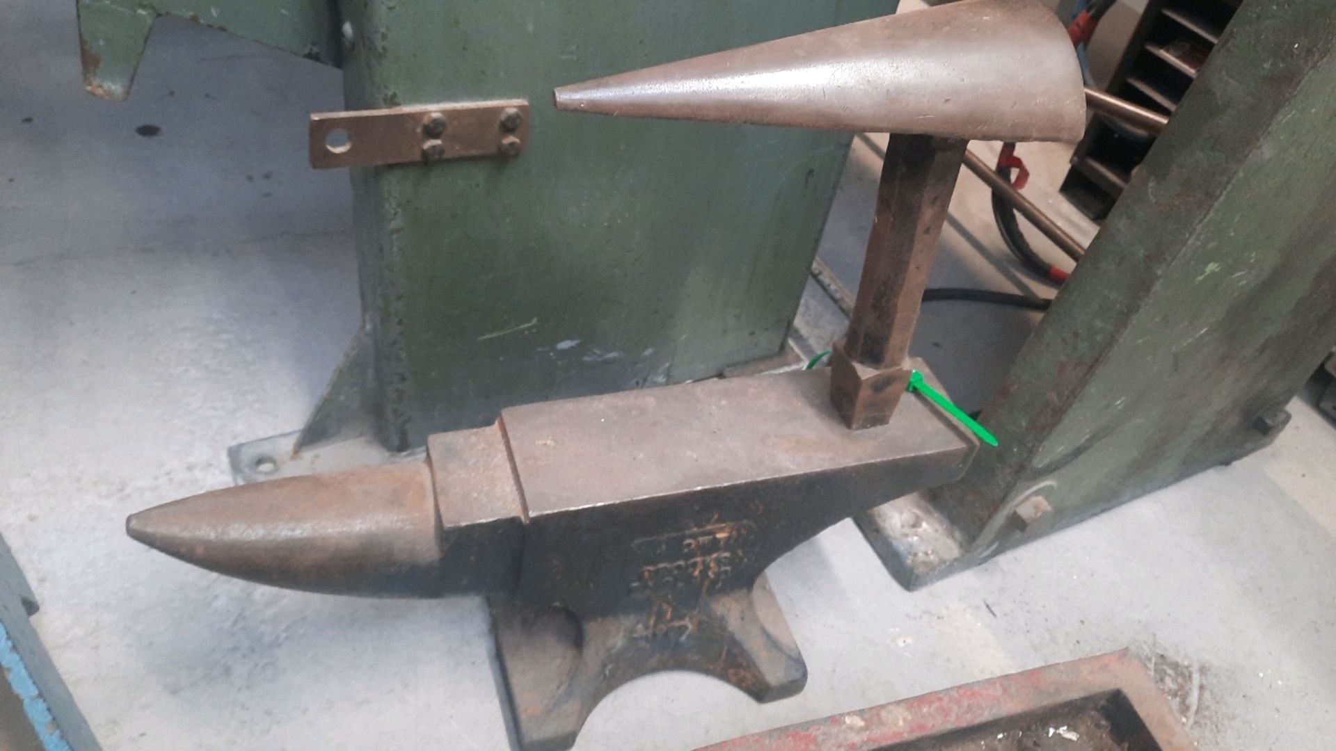 Anvil & Stand - Image 3 of 4