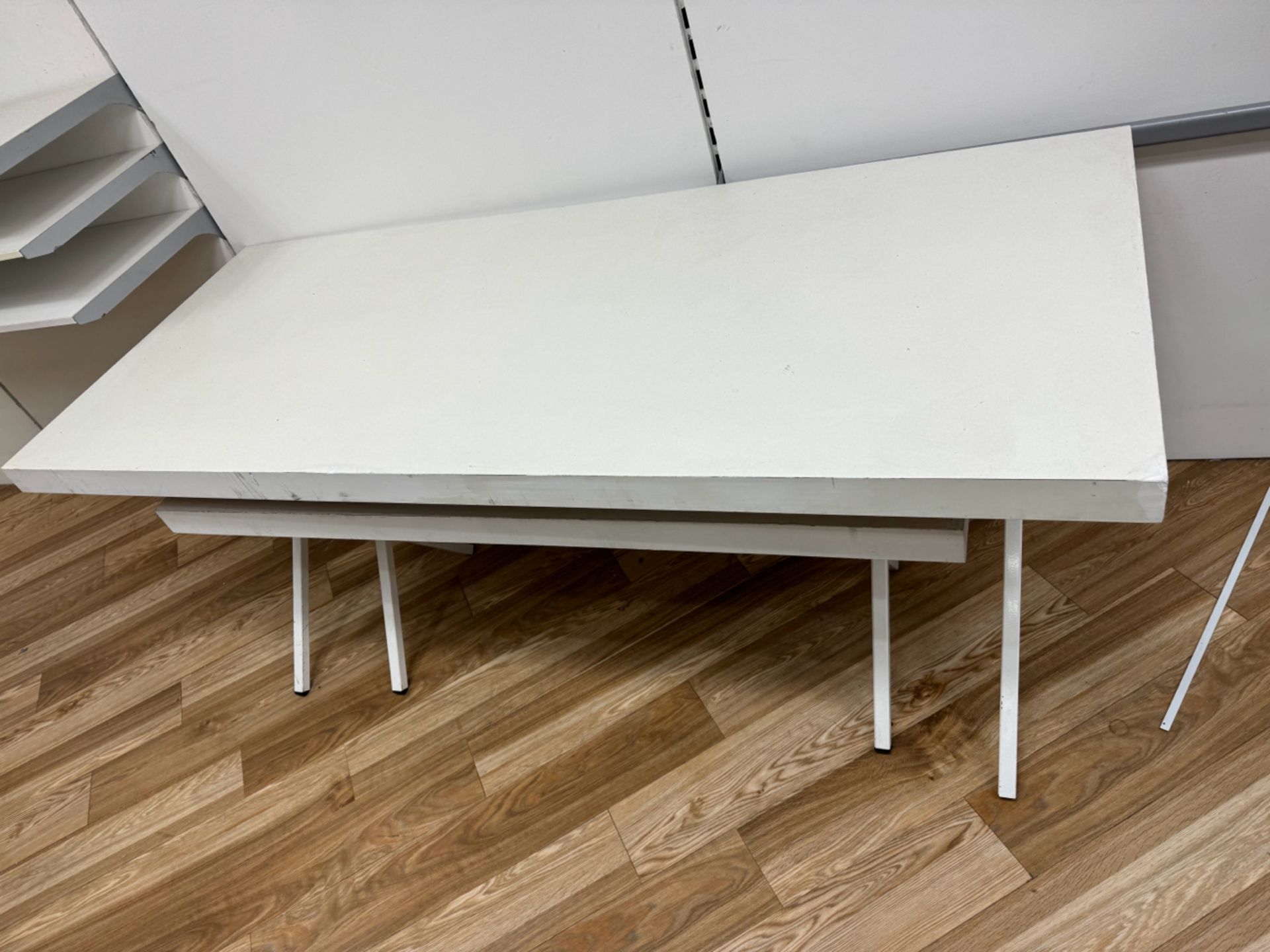White Wood Tables Set of 2 - Bild 3 aus 3
