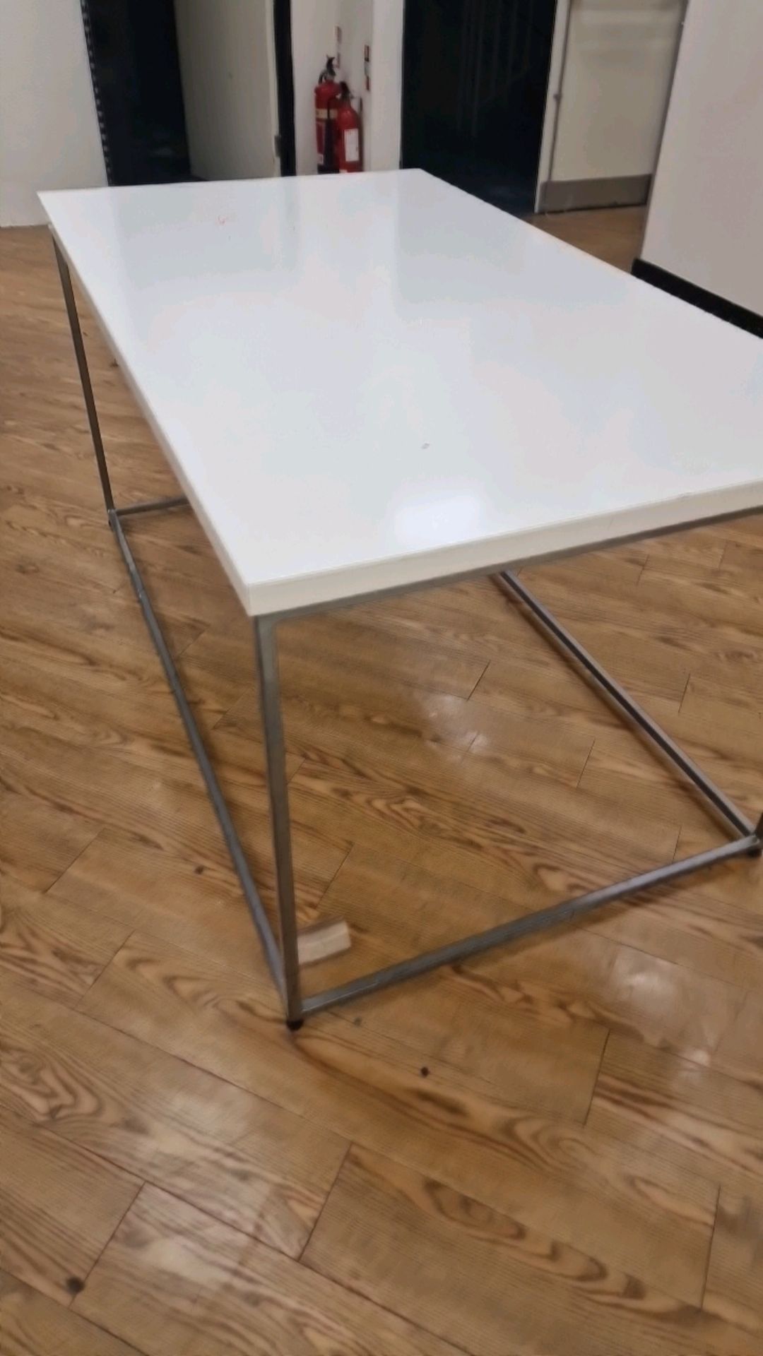 White Gloss Table - Image 2 of 4