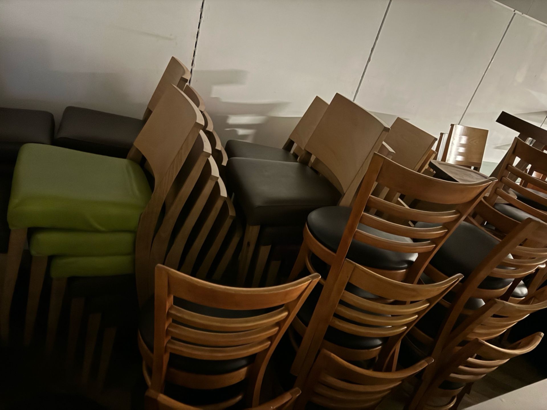 Wood and Faux Leather Cafeteria Chairs x50 - Bild 3 aus 3