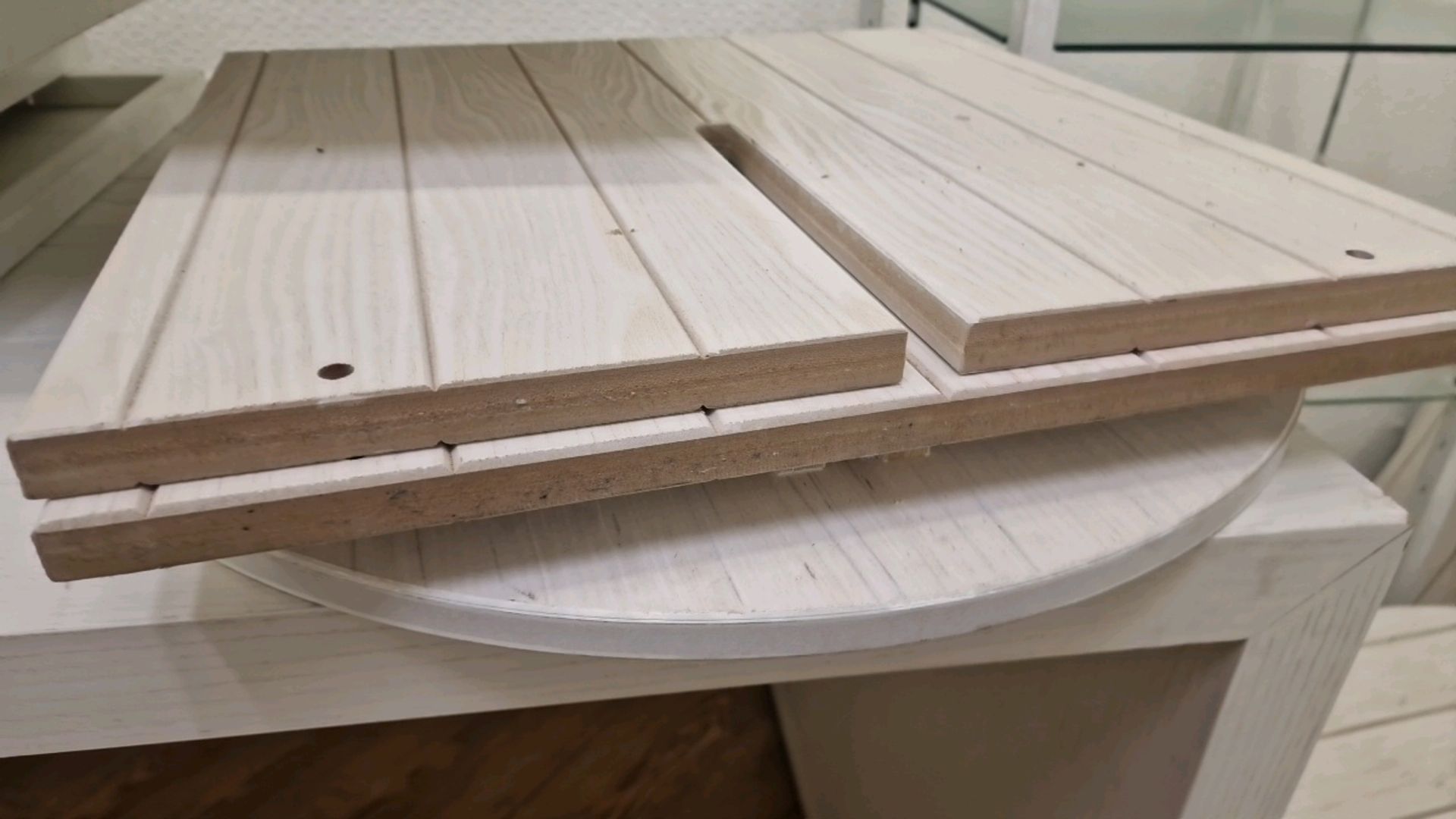 Small Circular Wooden Table - Bild 2 aus 2