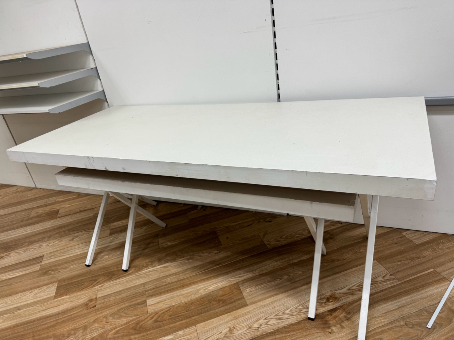 White Wood Tables Set of 2 - Bild 2 aus 3