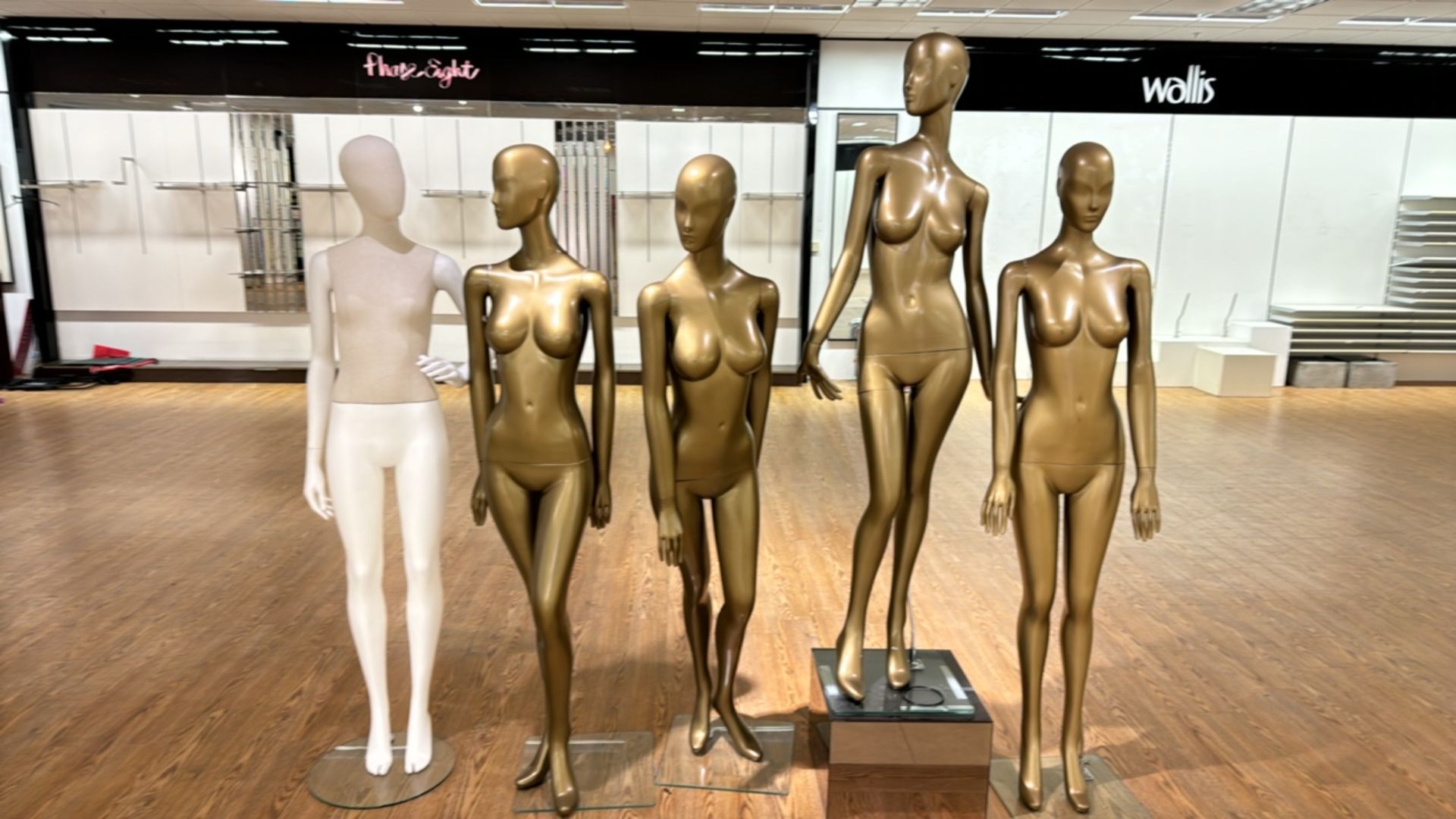Set of 5 Female Mannequins - Image 4 of 4
