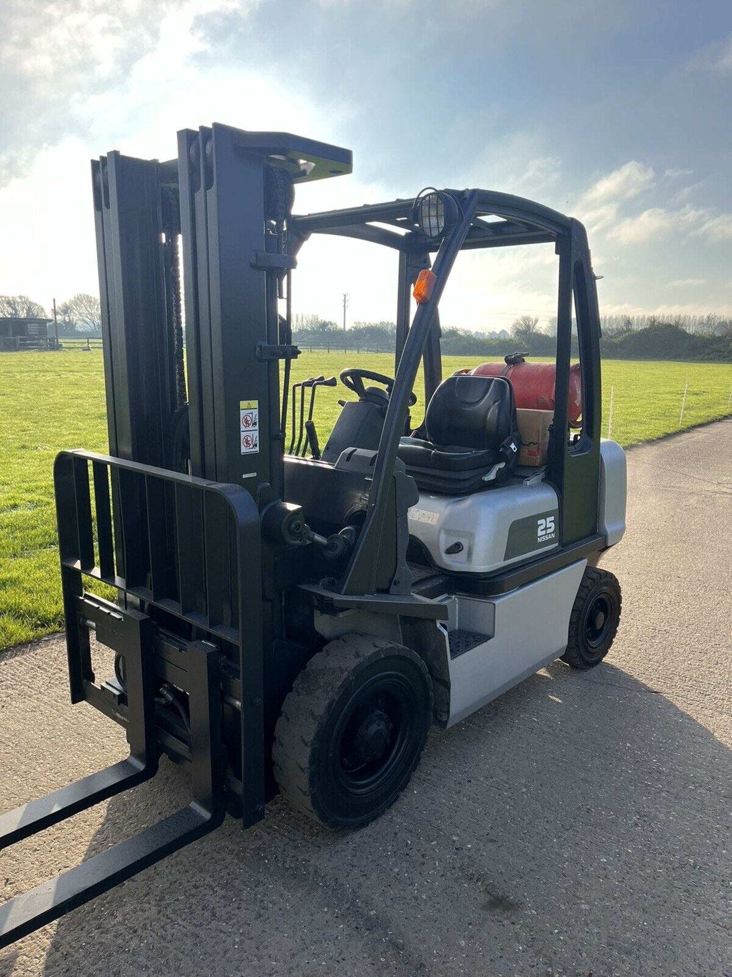 NISSAN 2.5 Gas Forklift Truck (Container Spec) - Image 2 of 5