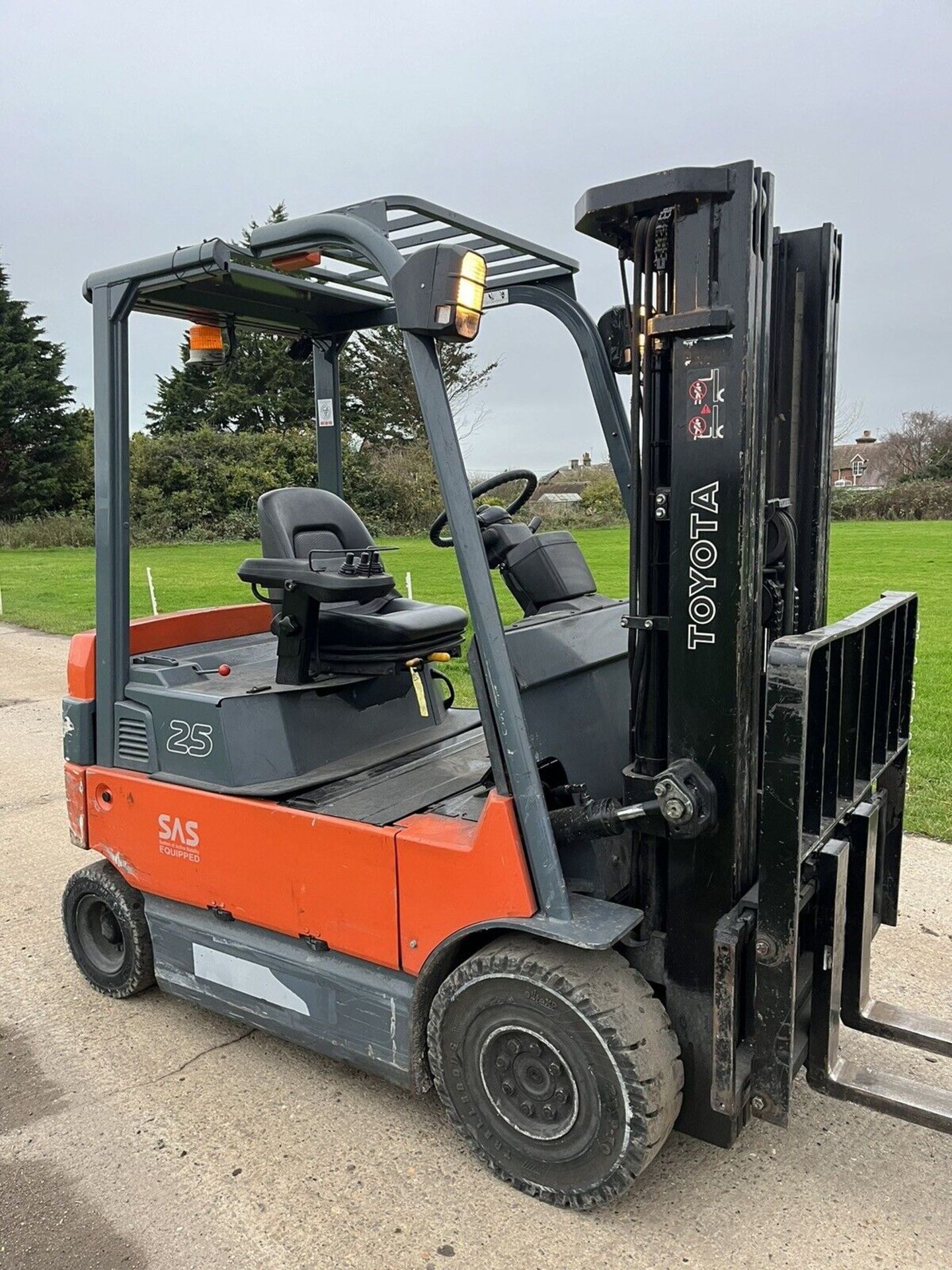 TOYOTA 2.5 Tonne (Container Spec) Electric Forklift Truck - Image 2 of 7