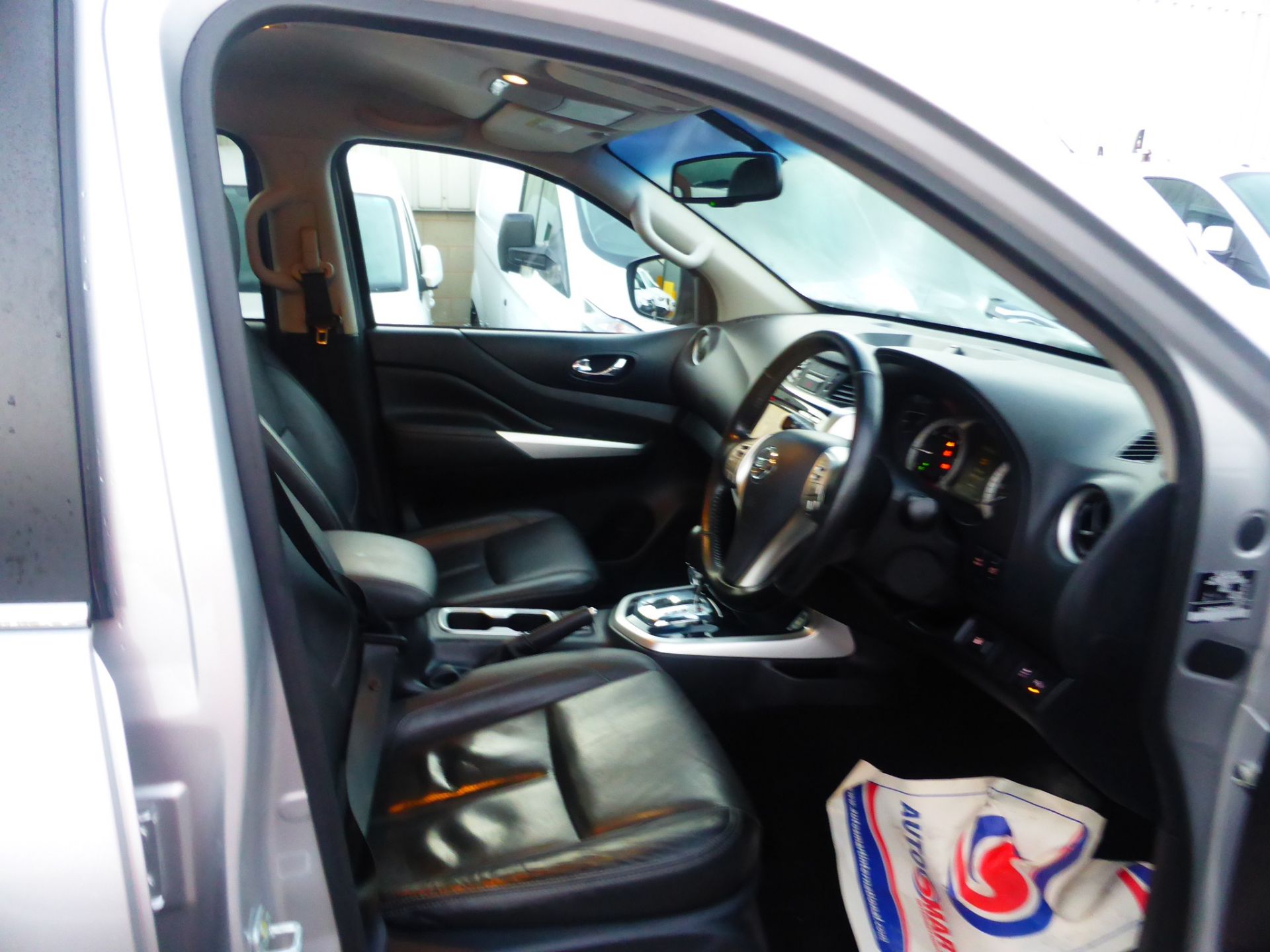 NISSAN Navara - 2.3DCI TEKNA AUTO 4X4 DC - Image 17 of 19