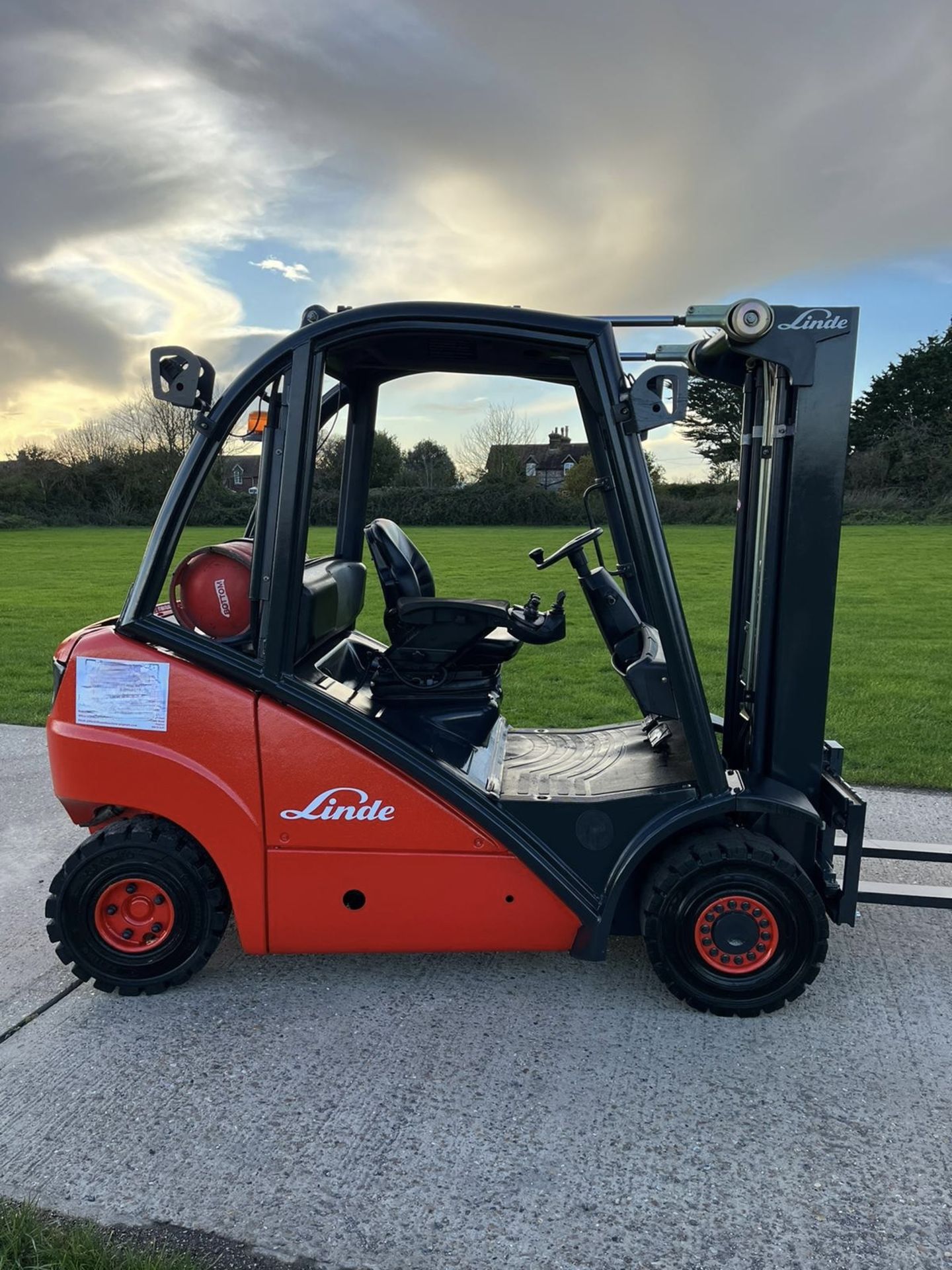 LINDE - H25 Gas Forklift (Container Spec) - Image 5 of 5