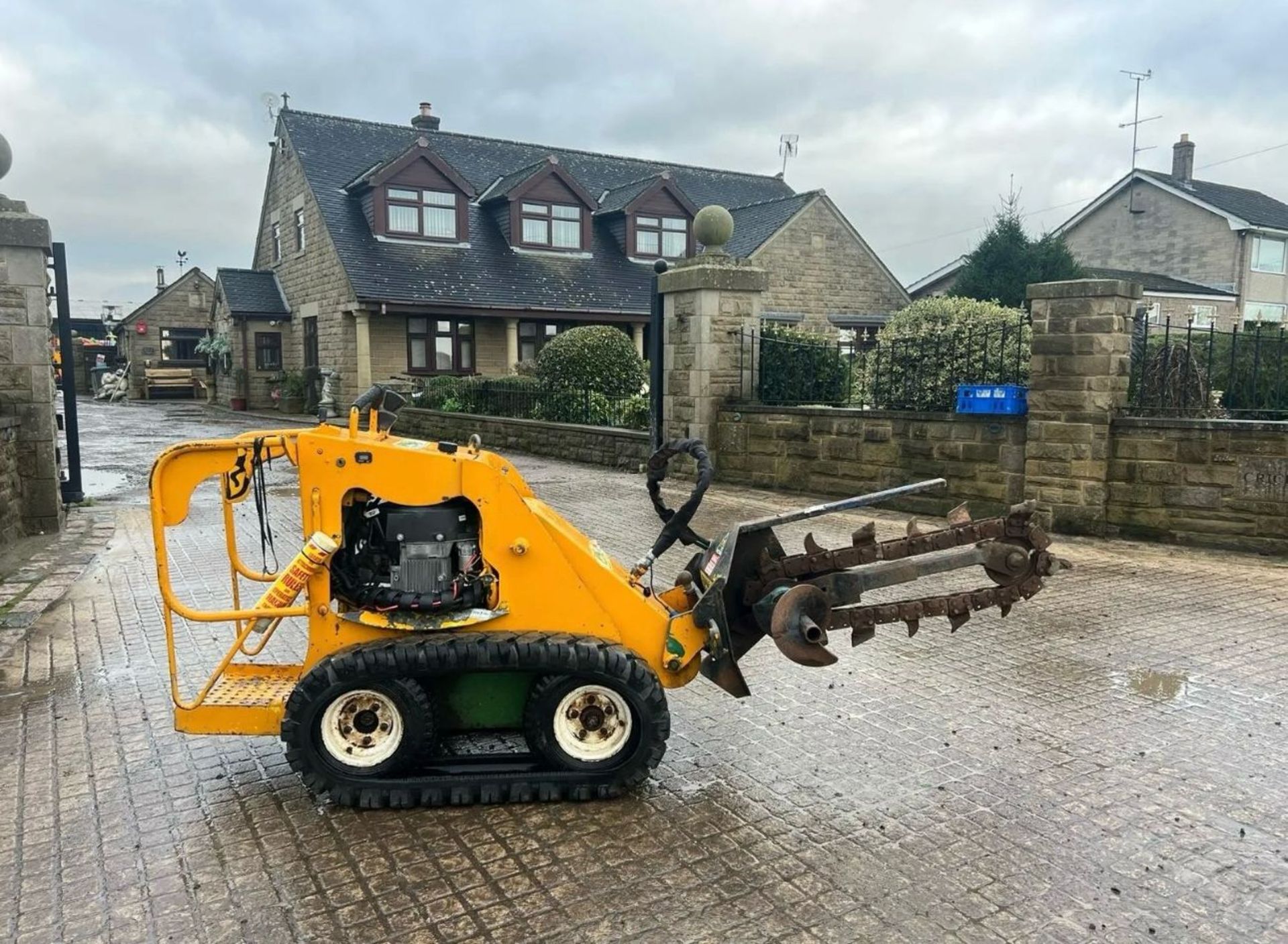 KANGA KID TK216 TRACKED SKIDSTEER WITH TRENCHER ATTACHMENTS - Image 8 of 9