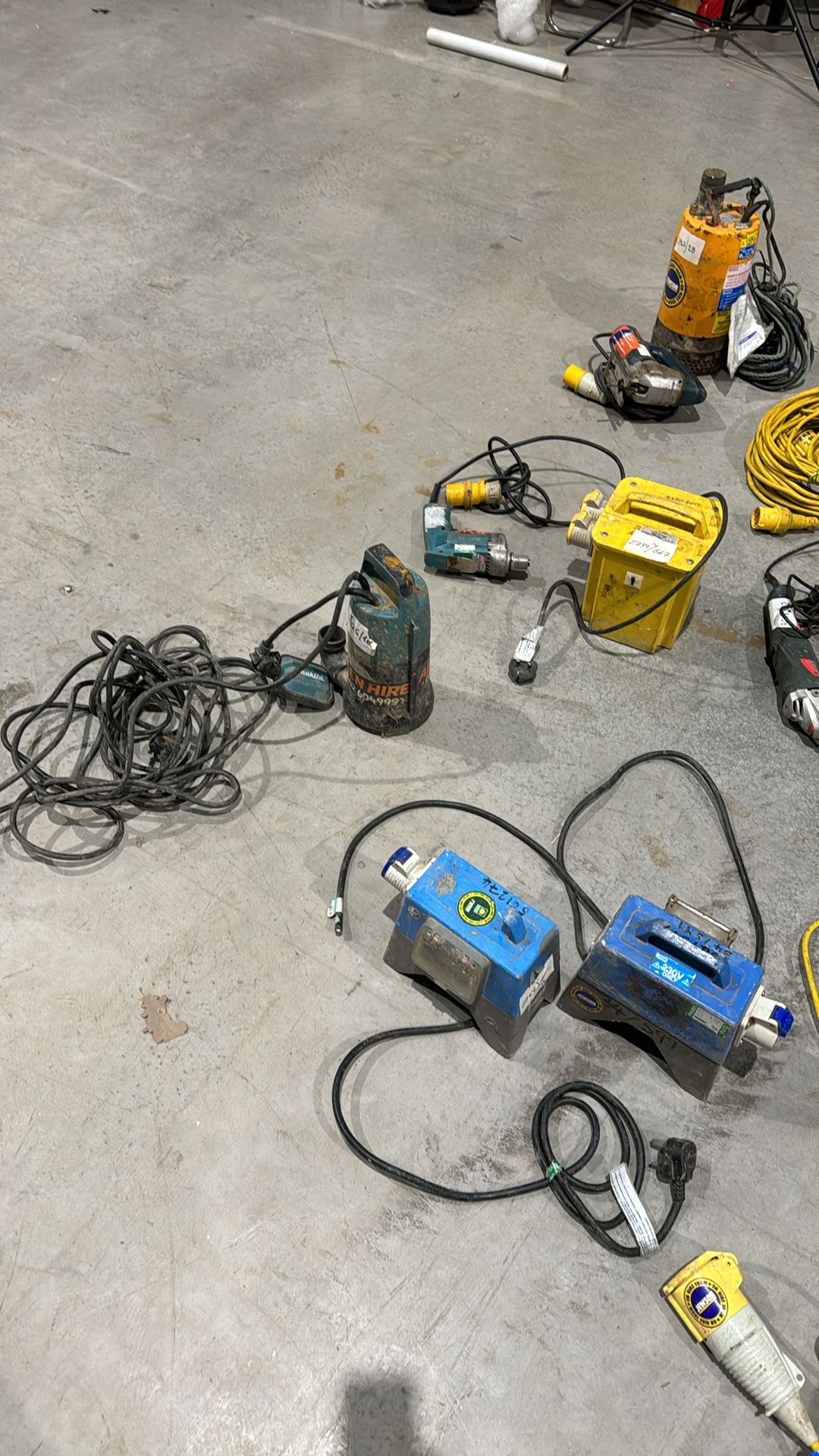 JOB LOT of Power Drills, Saws, Angle Grinders, Transformers & Cables + STORAGE UNIT- NO RESERVE - Image 8 of 11