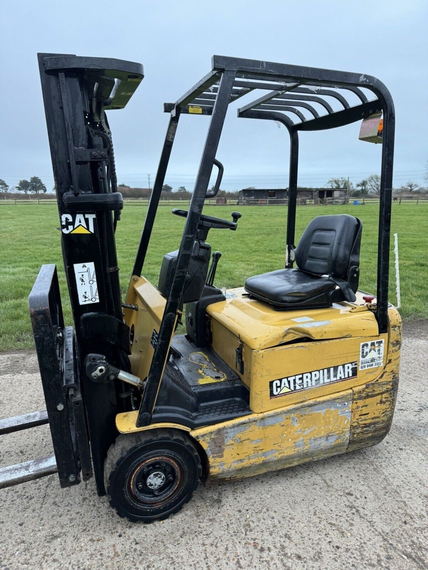 CATERPILLAR, 1 Tonne Electric Forklift (Container Spec) - Image 4 of 4