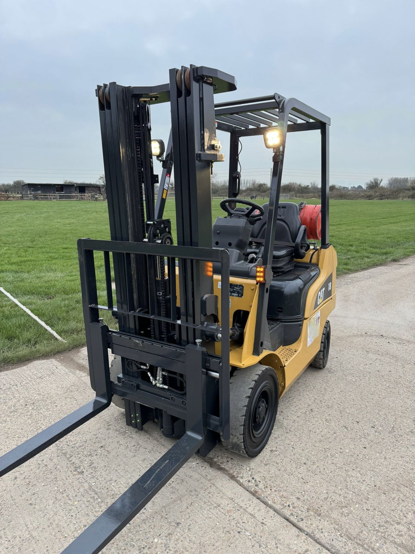 2018 CATERPILLAR 1.8 Tonne Gas Forklift Truck (Container) Triple Mast - Bild 2 aus 9