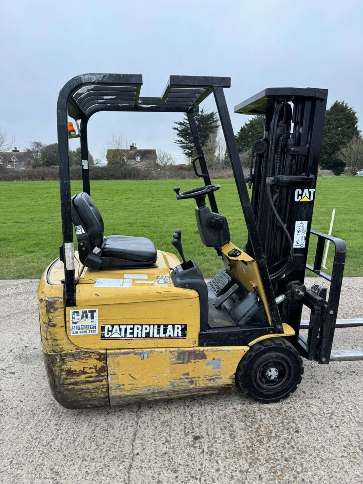 CATERPILLAR, 1 Tonne Electric Forklift (Container Spec) - Image 3 of 4