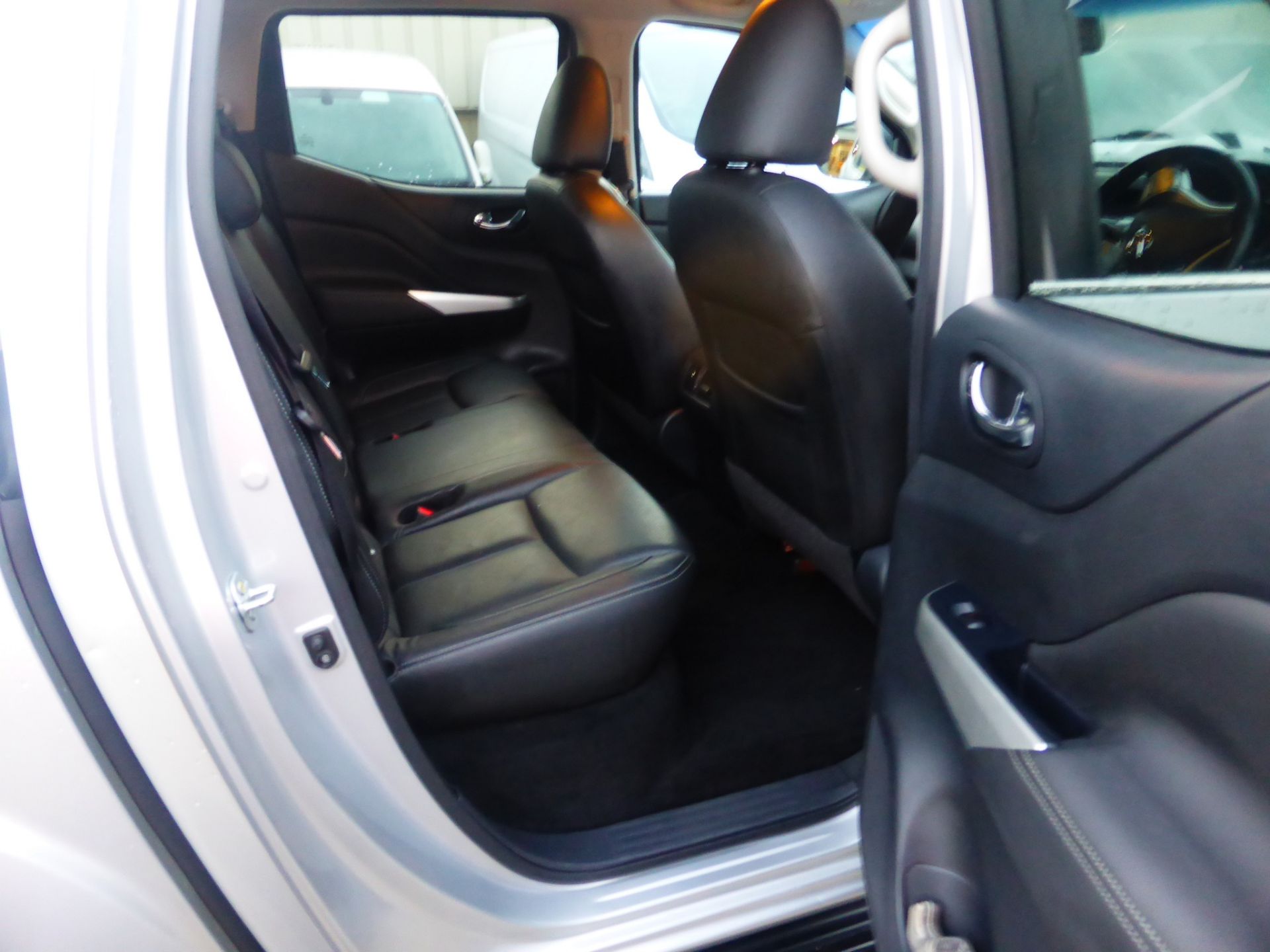 NISSAN Navara - 2.3DCI TEKNA AUTO 4X4 DC - Image 18 of 19