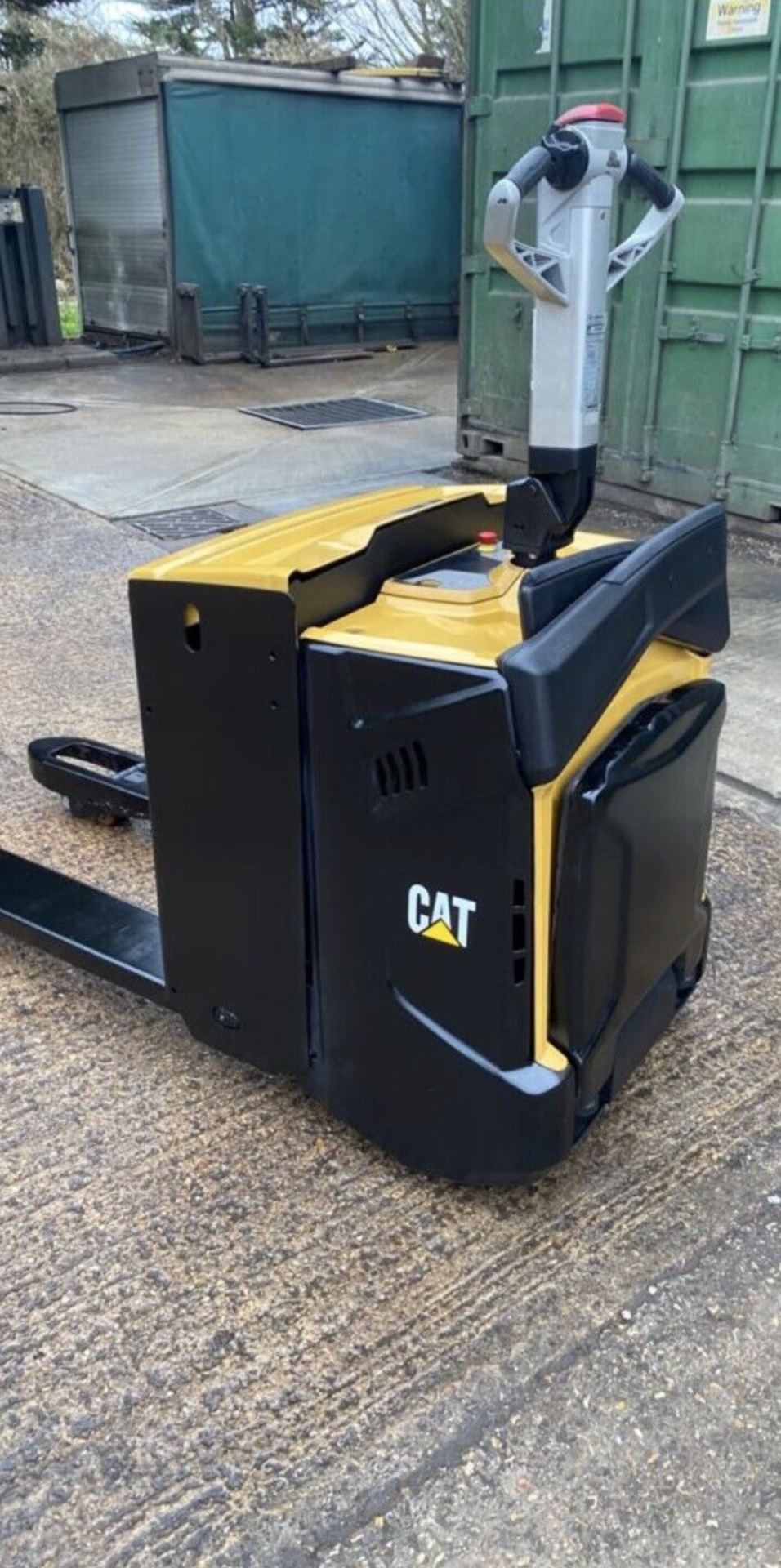 CATERPILLAR 2 Electric Pallet Truck - Image 2 of 4