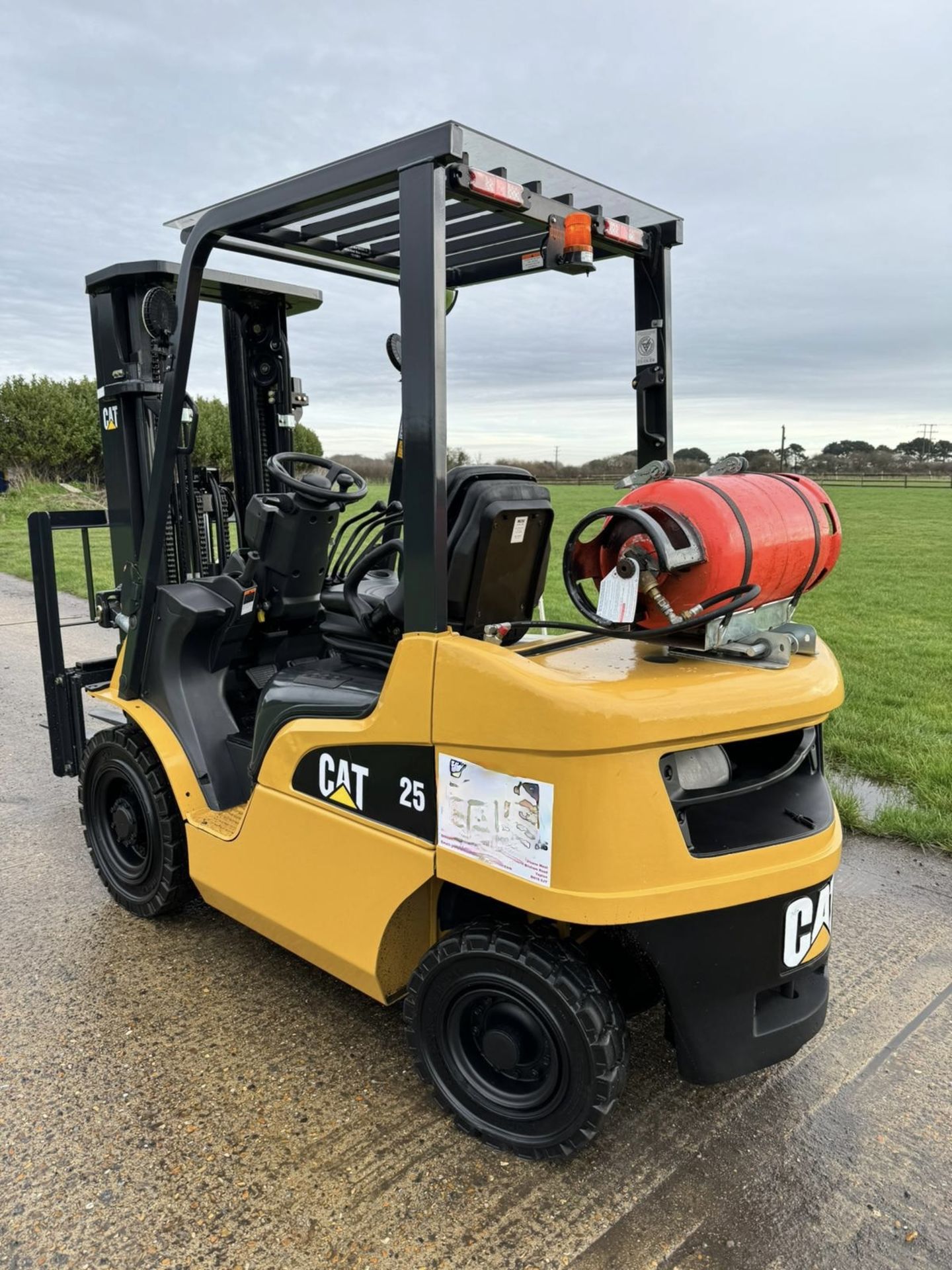 2014, CATERPILLAR - 2.5 Tonne Gas Forklift - Image 2 of 9