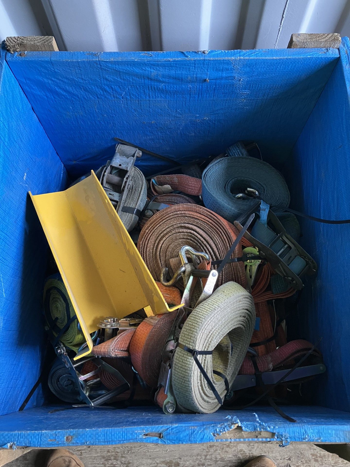 Crate full of ratchet straps (different lengths) - Image 2 of 2