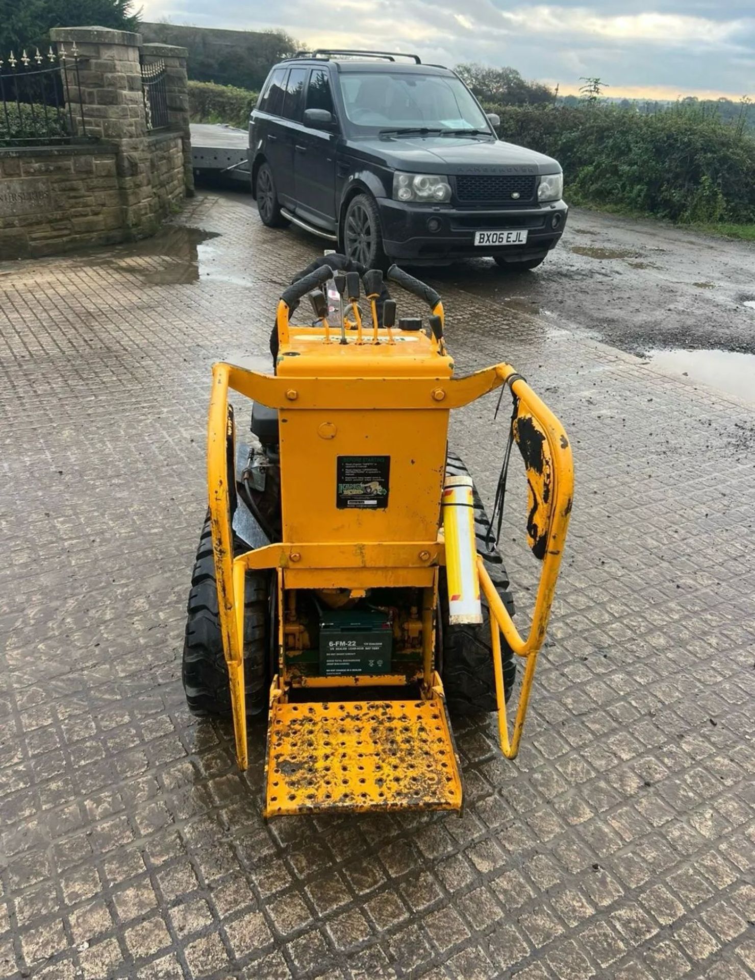 KANGA KID TK216 TRACKED SKIDSTEER WITH TRENCHER ATTACHMENTS - Image 8 of 9