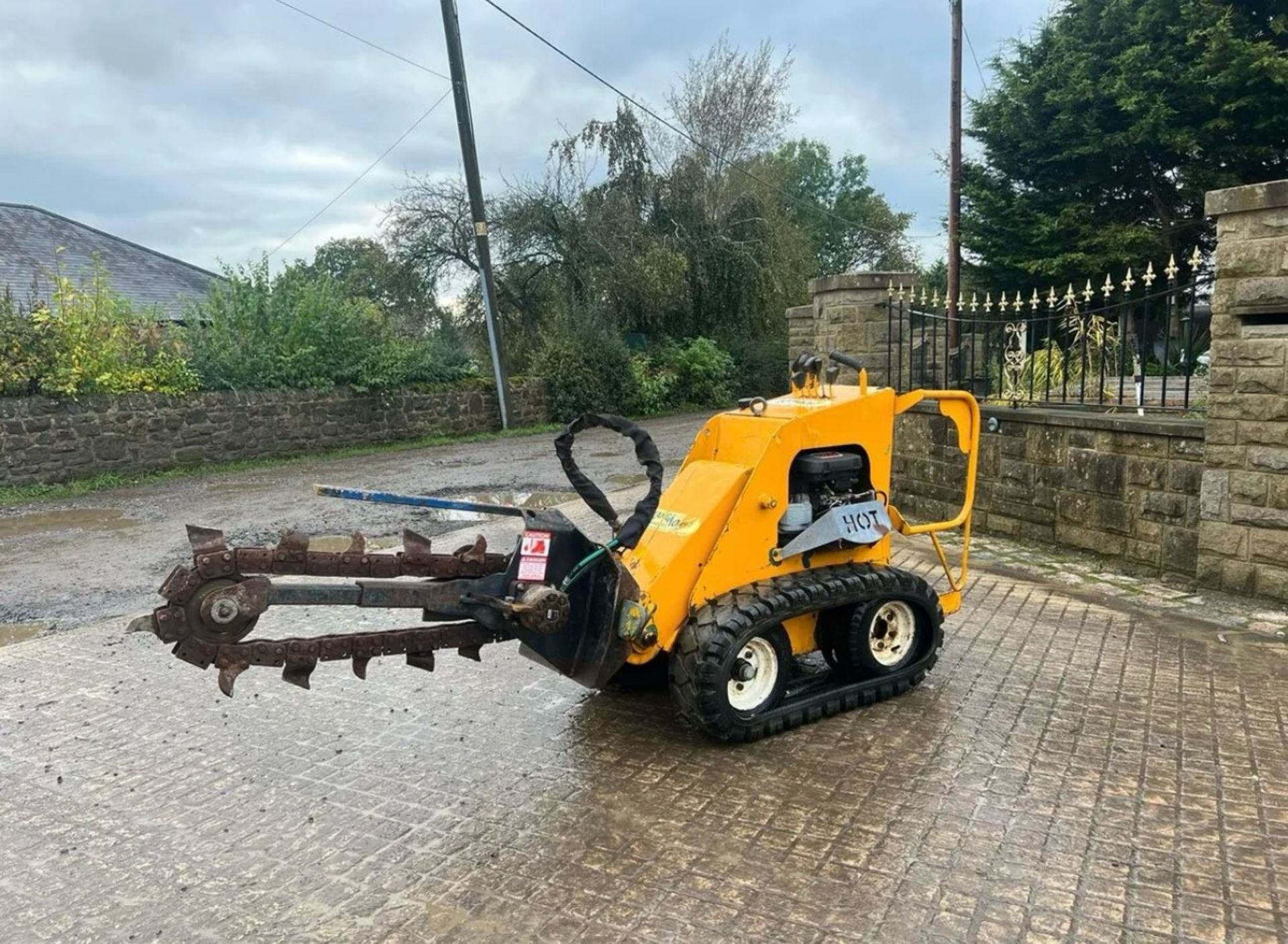 KANGA KID TK216 TRACKED SKIDSTEER WITH TRENCHER ATTACHMENTS - Image 2 of 9