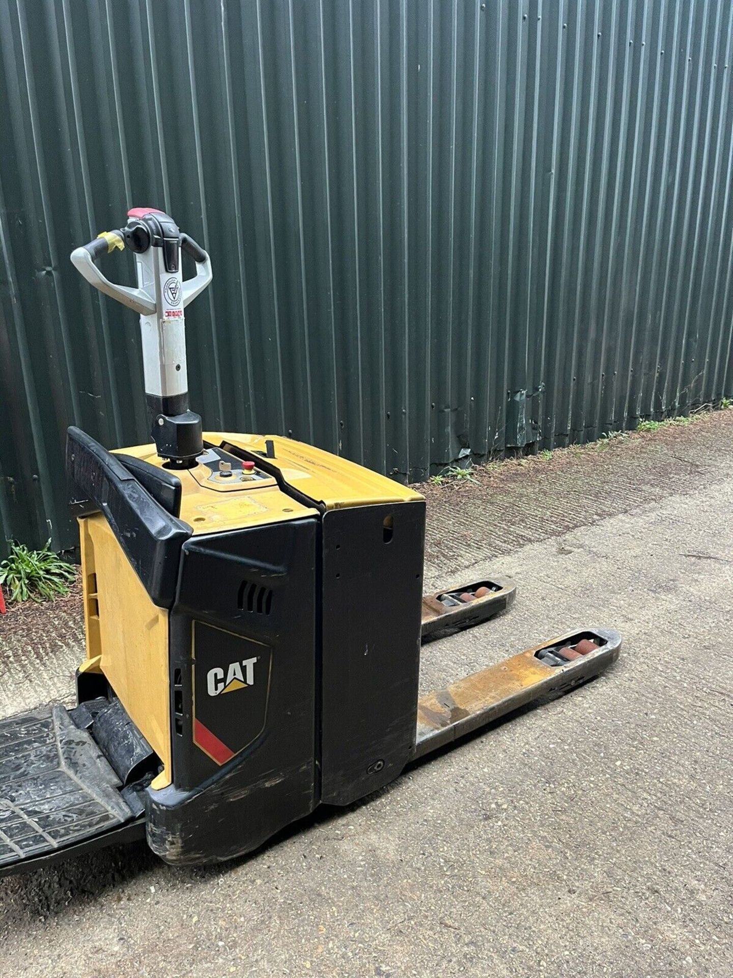 2013, CATERPILLAR 2 Electric Pallet Truck - Image 2 of 5