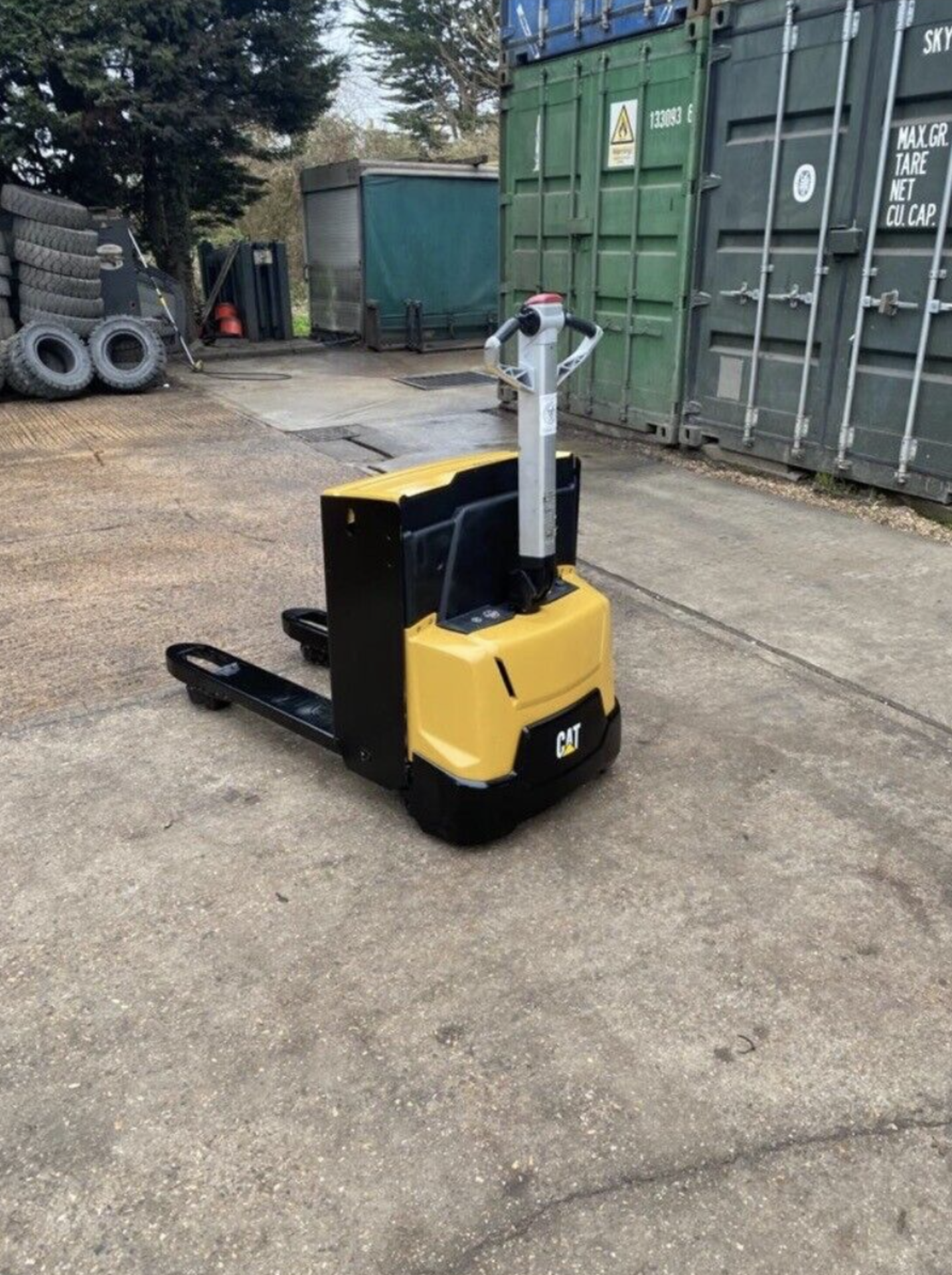 CATERPILLAR 2 Electric Pallet Truck - Image 4 of 4