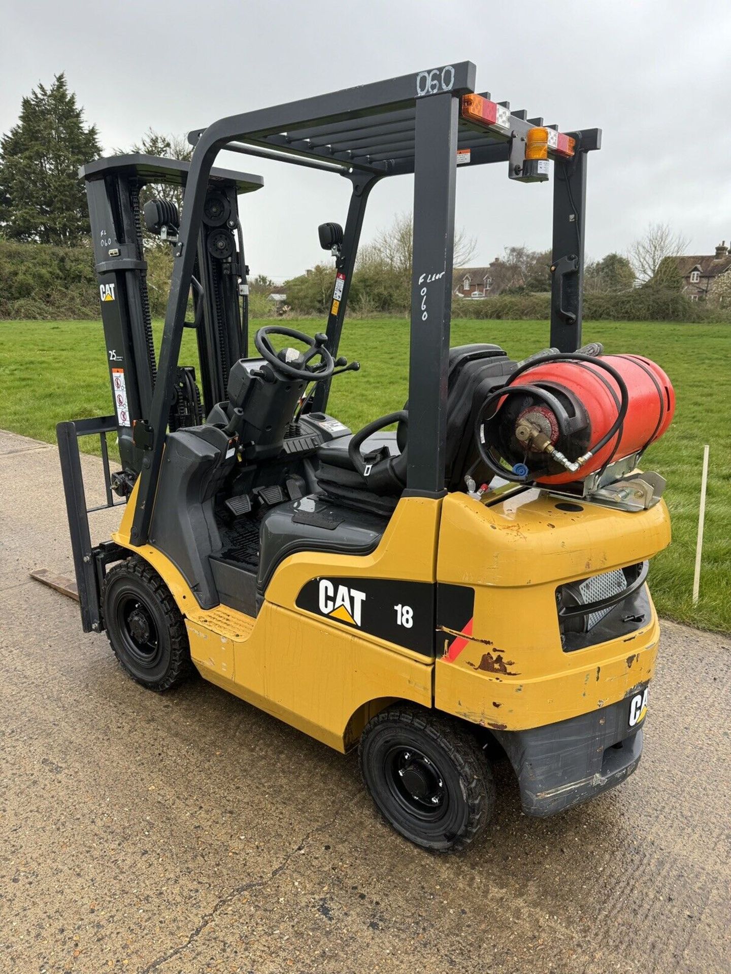 2017 - CATERPILLAR 1.8 Tonne Gas Forklift (Container Spec / Triple Mast - Image 2 of 6