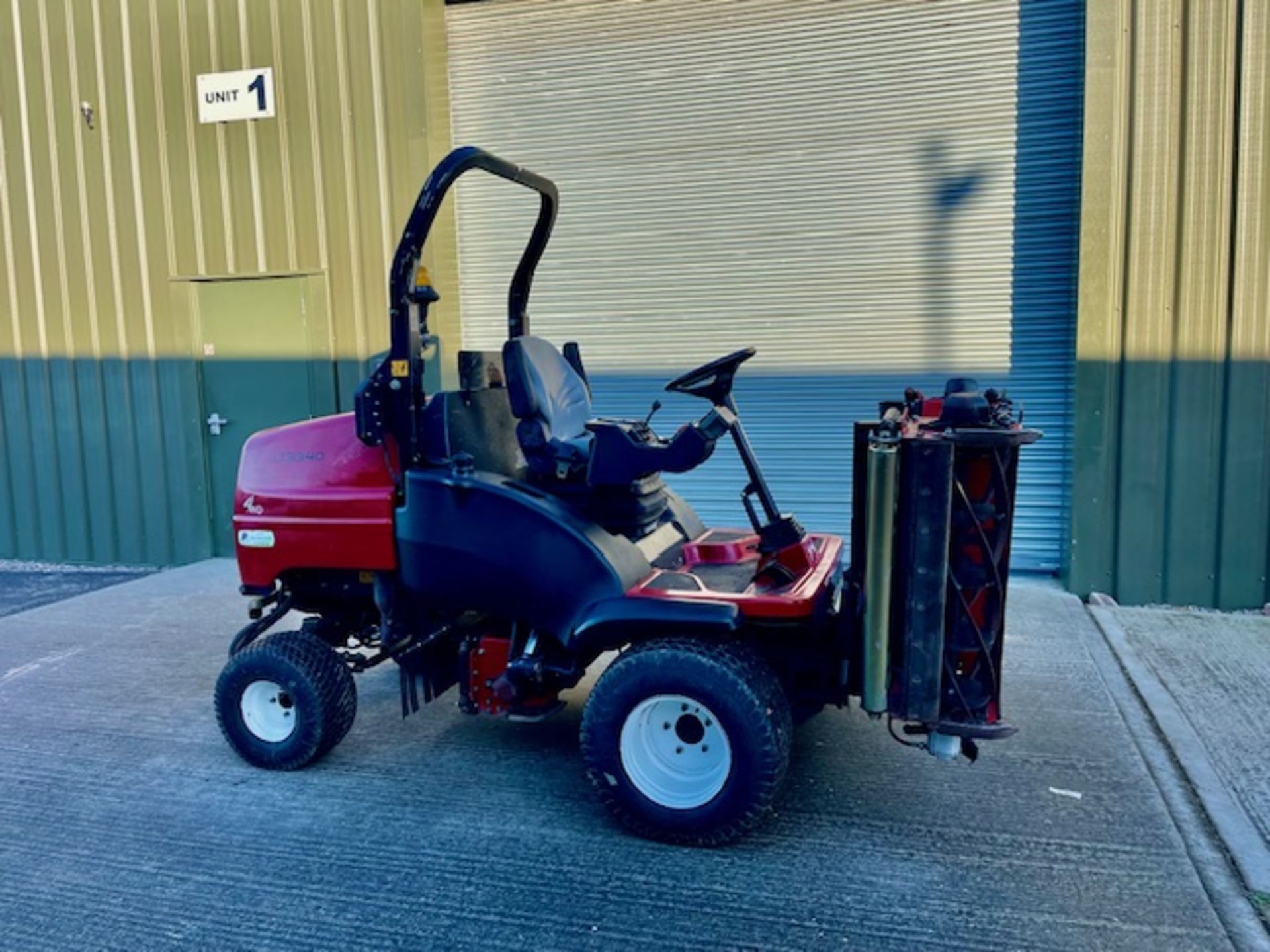 2015, TORO LT3340 TRIPLE TURF MOWER (HAYTER) - Image 2 of 12