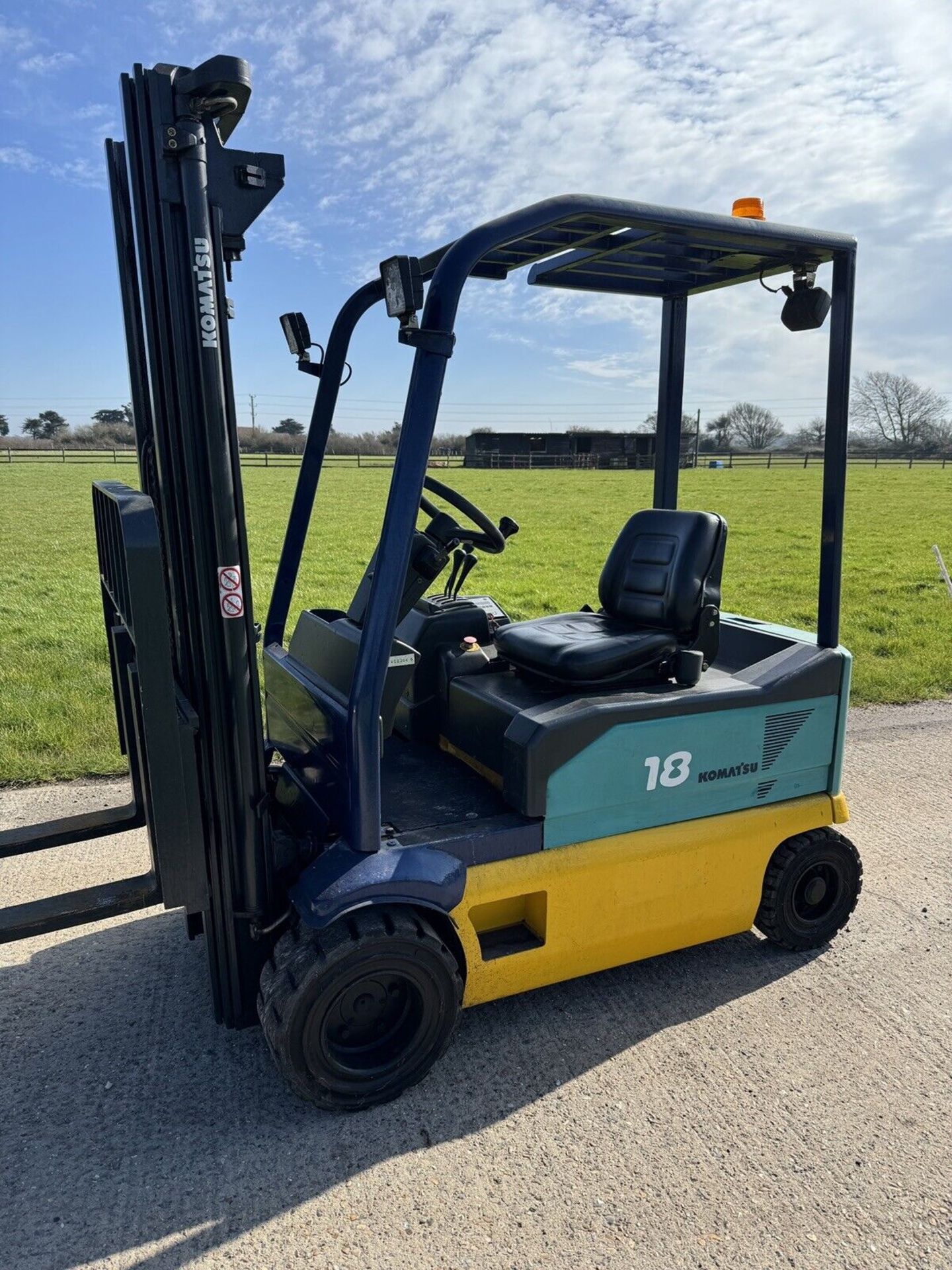 KOMATSU, 1.8 Tonne - Electric Forklift Truck (Container Spec) - Image 2 of 5