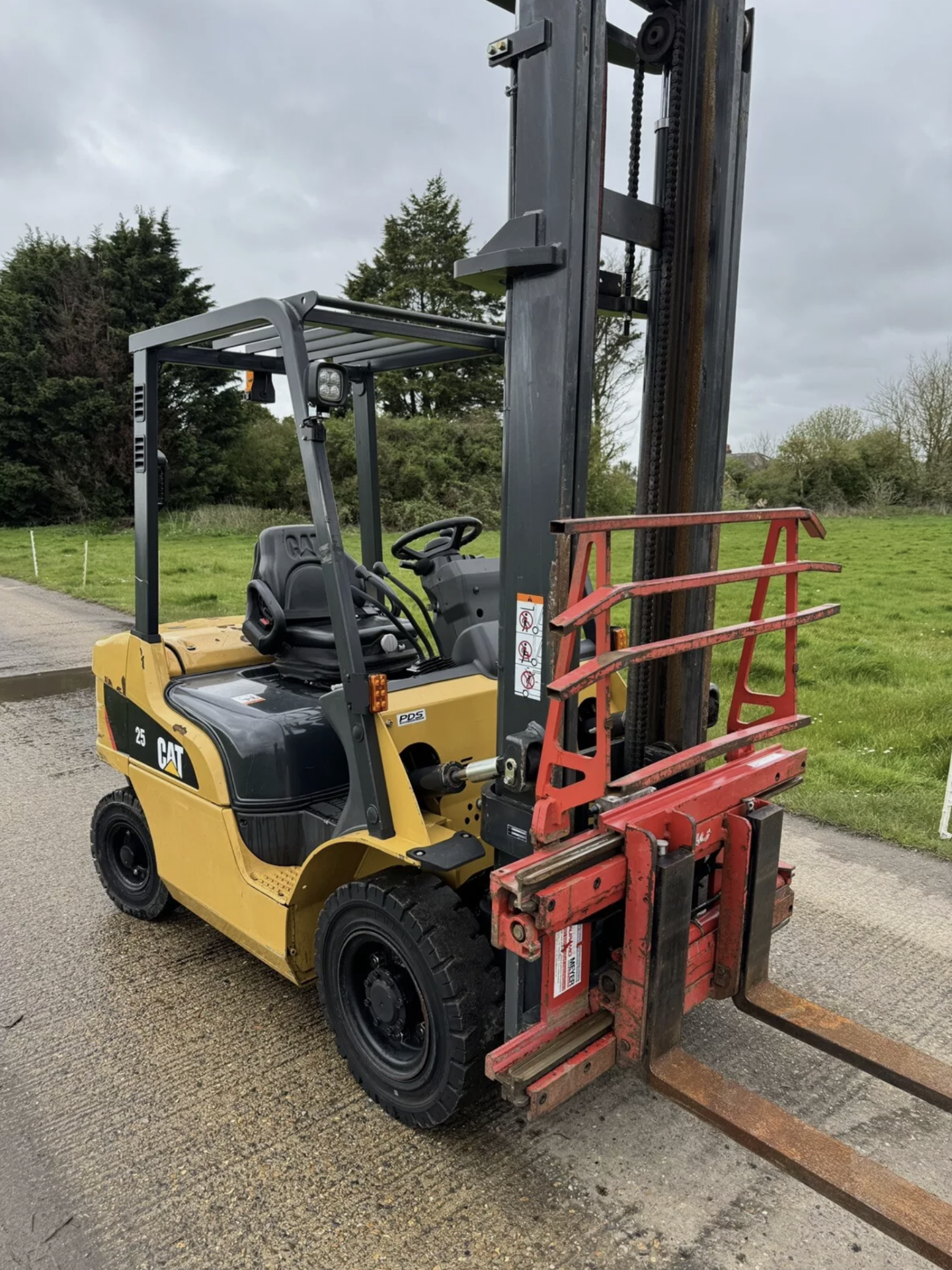 CATERPILLAR, 2.5 Tonne Diesel Forklift - 2500 Hours From New) with fork spreader - Image 2 of 9
