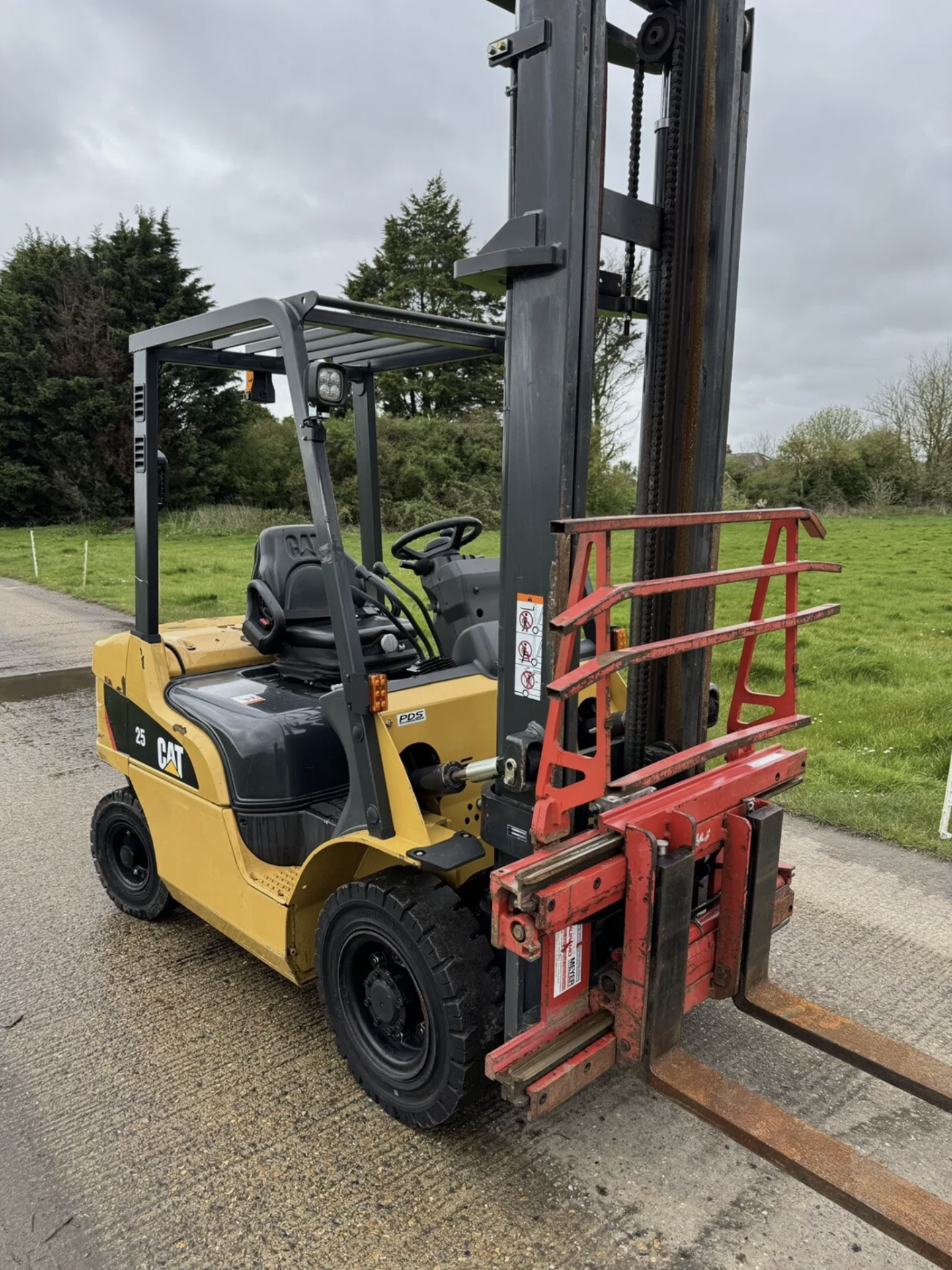 CATERPILLAR, 2.5 Tonne Diesel Forklift - 2500 Hours From New) with fork spreader - Bild 2 aus 9