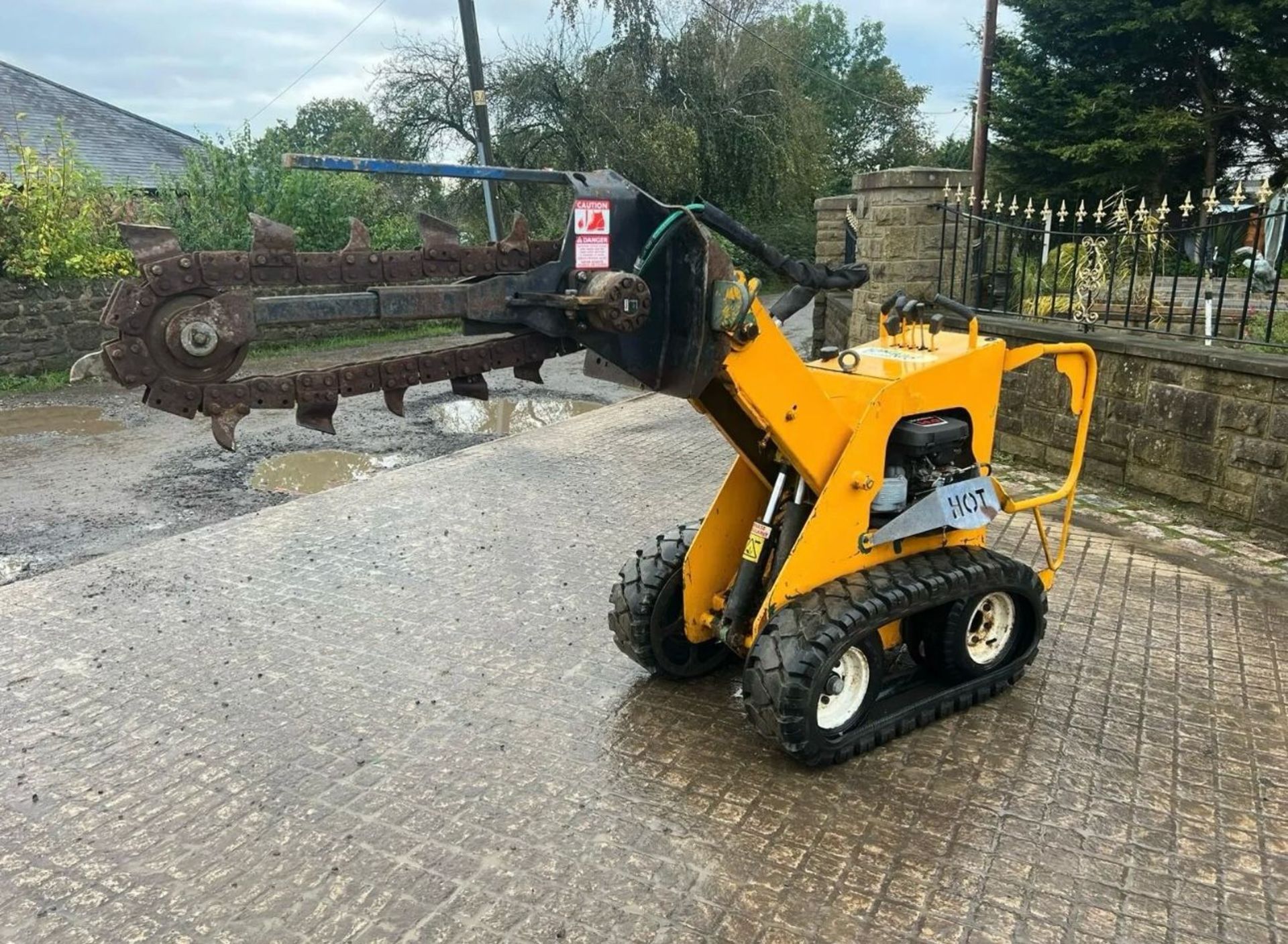 KANGA KID TK216 TRACKED SKIDSTEER WITH TRENCHER ATTACHMENTS - Image 5 of 9