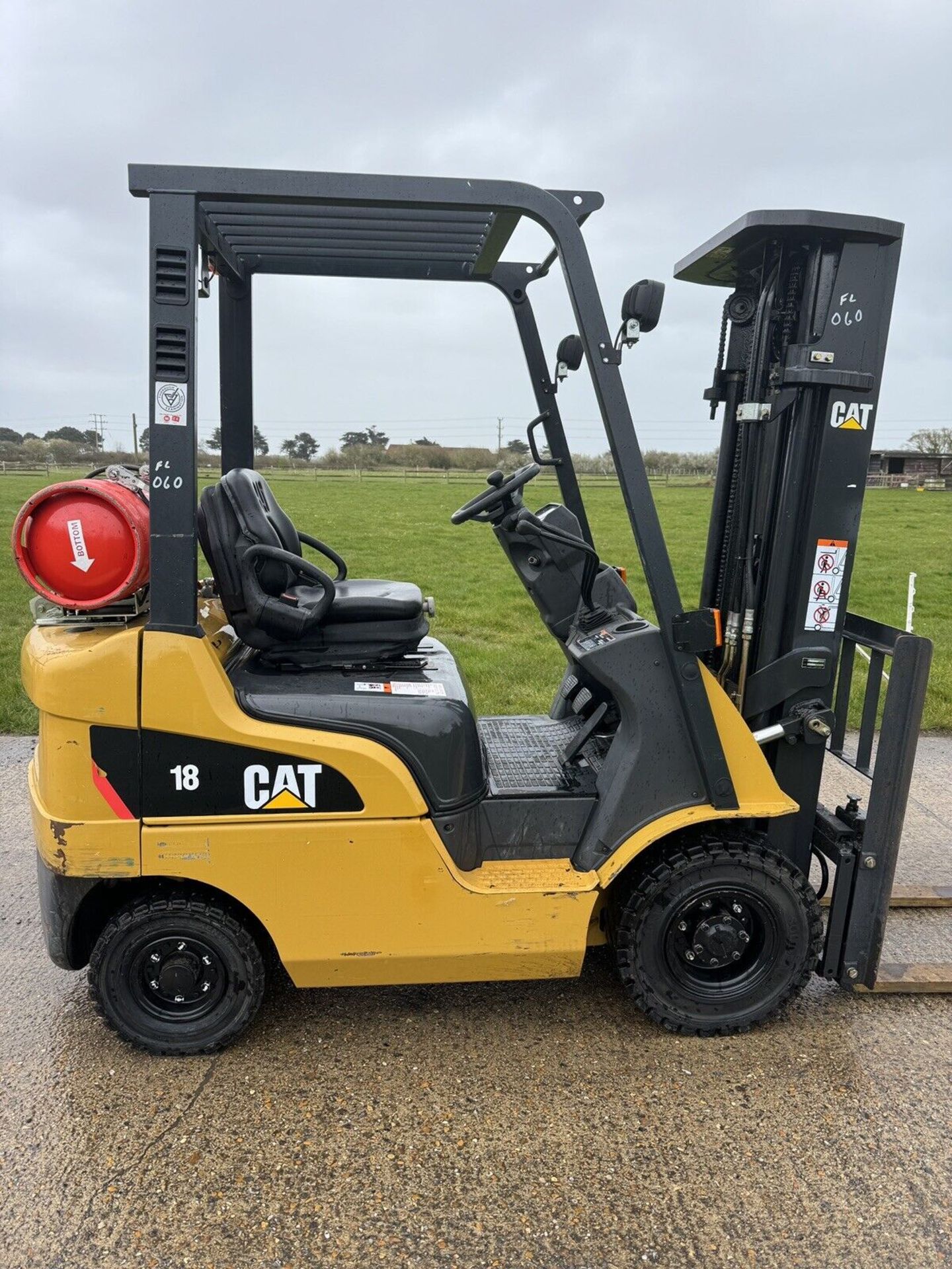 2017 - CATERPILLAR 1.8 Tonne Gas Forklift (Container Spec / Triple Mast - Image 3 of 6