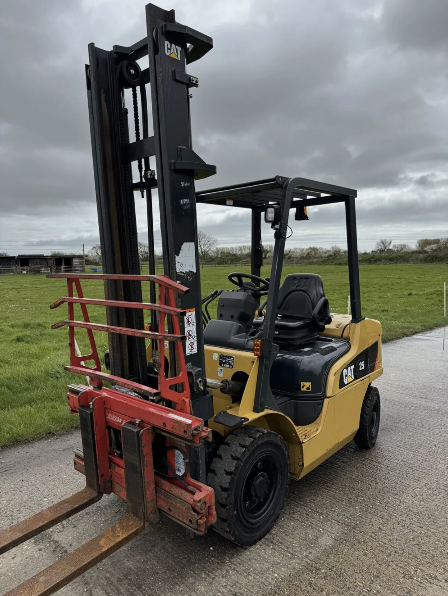 CATERPILLAR, 2.5 Tonne Diesel Forklift - 2500 Hours From New) with fork spreader