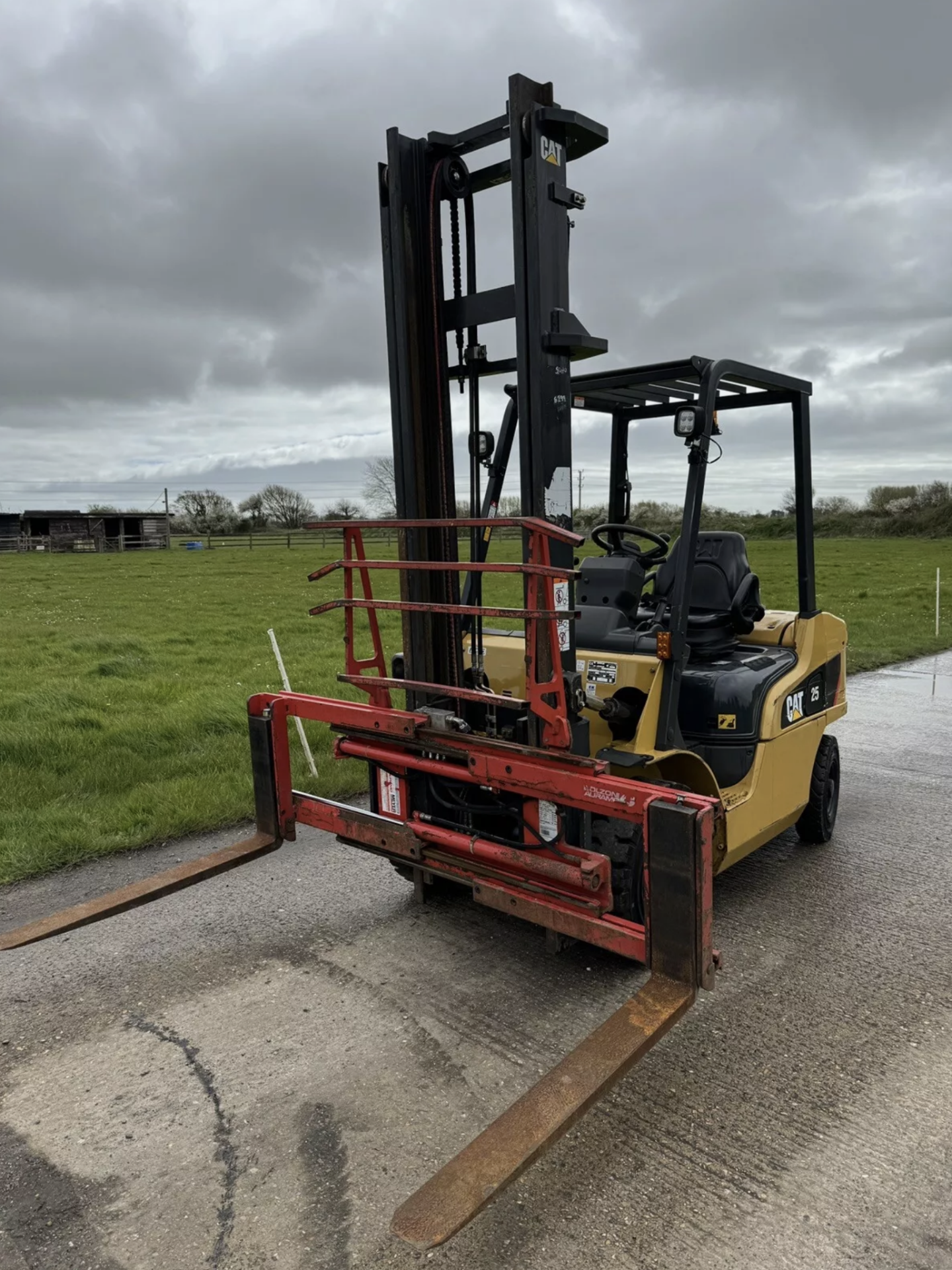 CATERPILLAR, 2.5 Tonne Diesel Forklift - 2500 Hours From New) with fork spreader - Image 3 of 9
