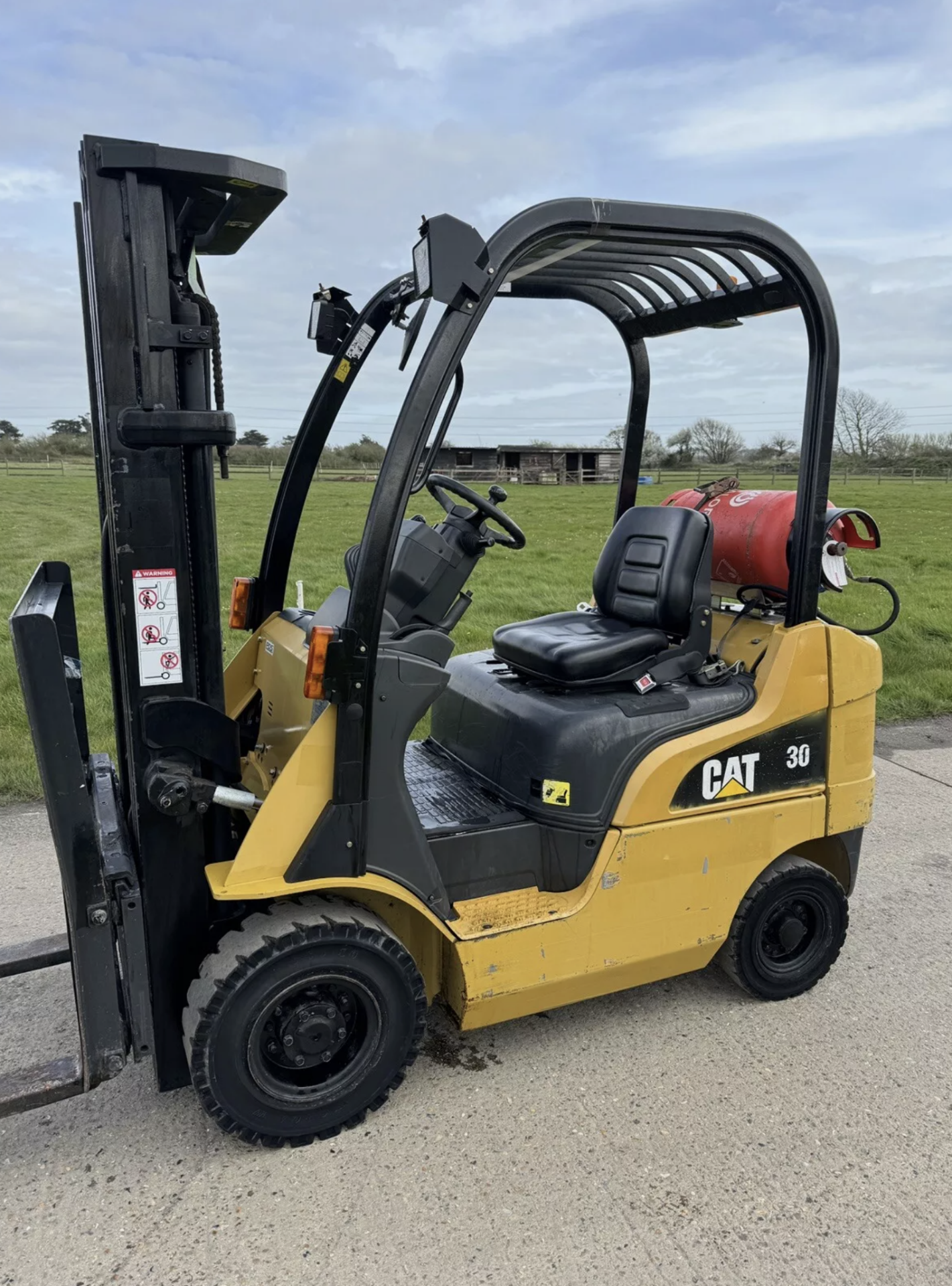 2007, CATERPILLAR - 1.8 Tonne Gas Forklift (Container / Triple Mast) - Image 2 of 3