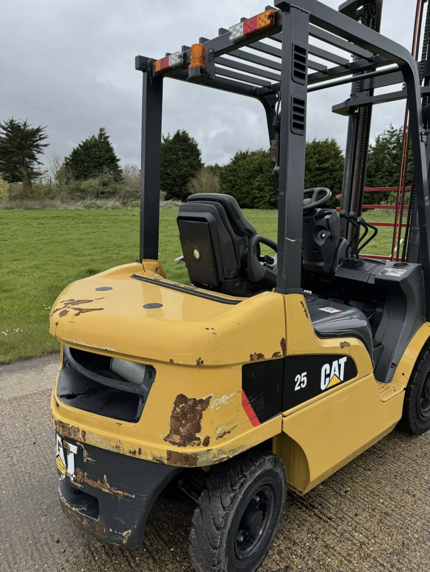 CATERPILLAR, 2.5 Tonne Diesel Forklift (2500 hours from new) - Image 4 of 5