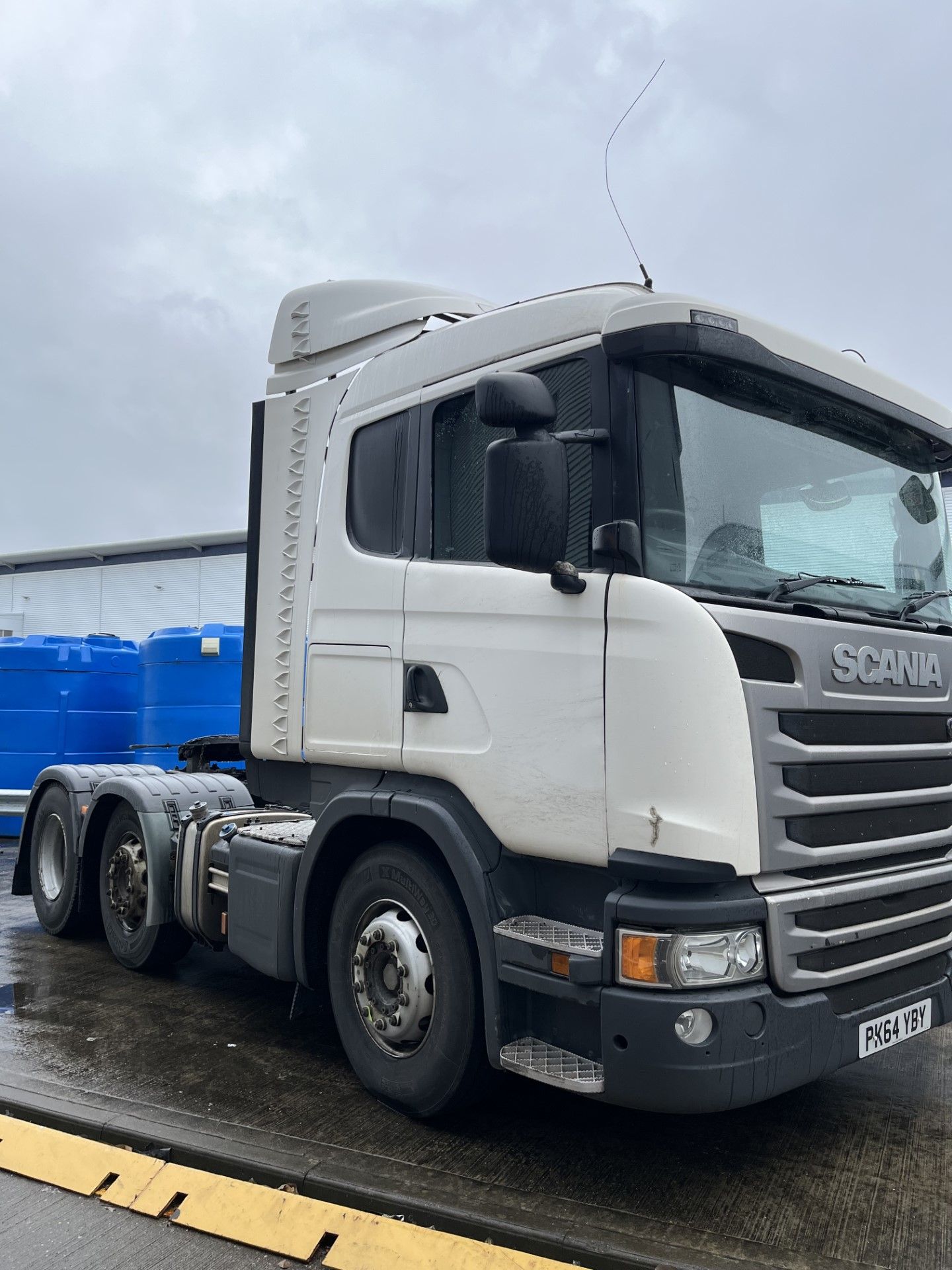 SCANIA G410 - 6x2 Tractor Unit (VRN - PK64 YBY) Ex-Sports Direct Fleet, Owned & Maintained - Image 2 of 3