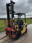 CATERPILLAR, 2.5 Tonne Diesel Forklift - 2500 Hours From New) with fork spreader