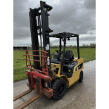 CATERPILLAR, 2.5 Tonne Diesel Forklift - 2500 Hours From New) with fork spreader