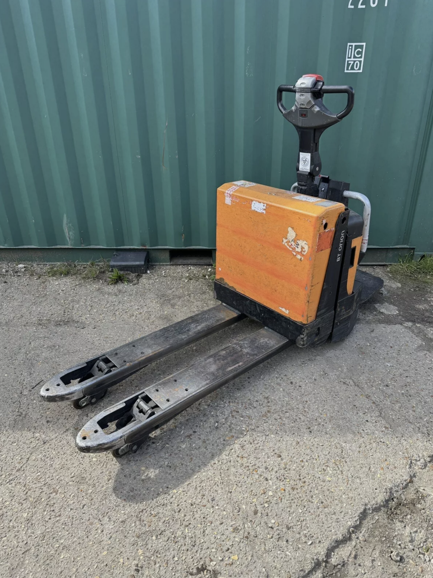 2 x BT 2 Tonne Electric Pallet Truck - Image 4 of 6