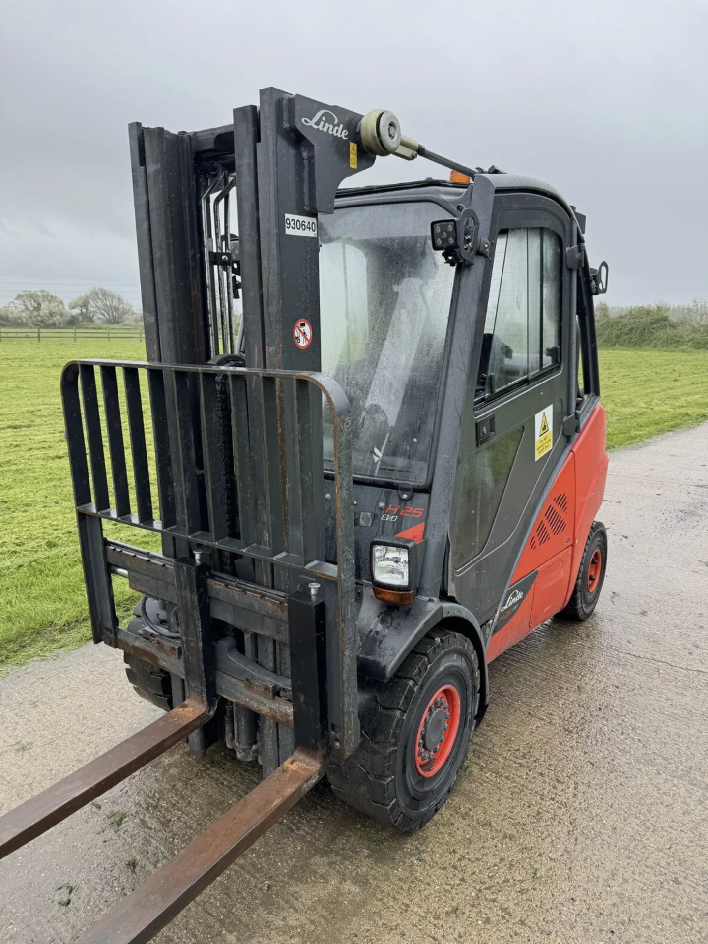 LINDE, H25 Gas Forklift (container spec - 2.5 at 600 load center)