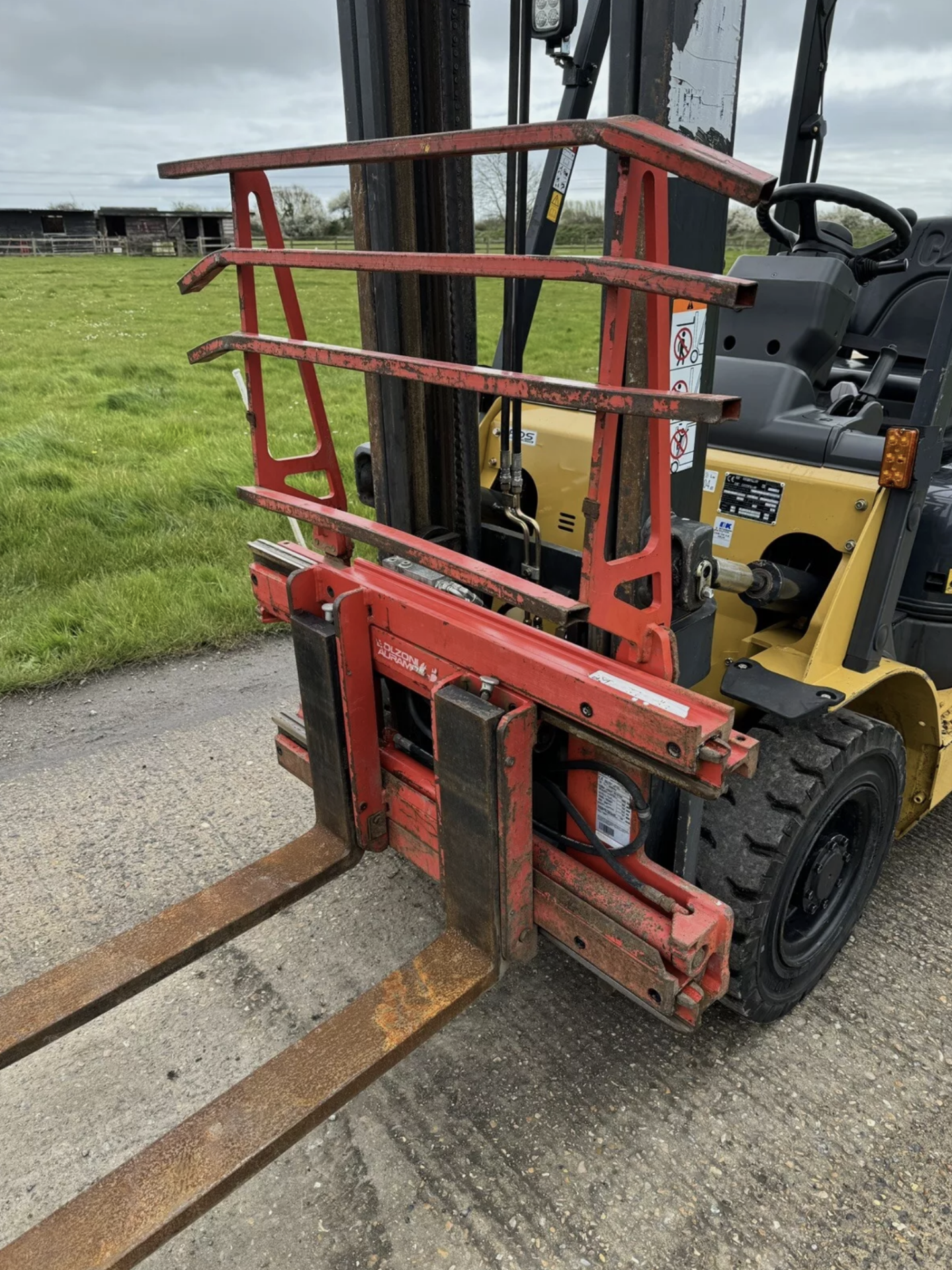 CATERPILLAR, 2.5 Tonne Diesel Forklift - 2500 Hours From New) with fork spreader - Image 7 of 9