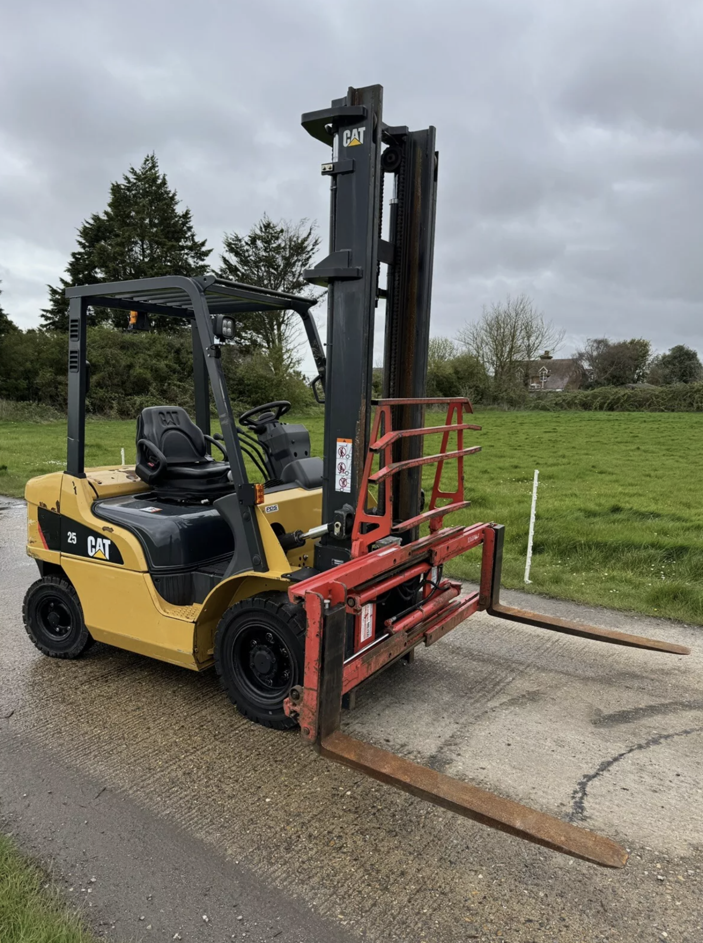 CATERPILLAR, 2.5 Tonne Diesel Forklift - 2500 Hours From New) with fork spreader - Image 8 of 9