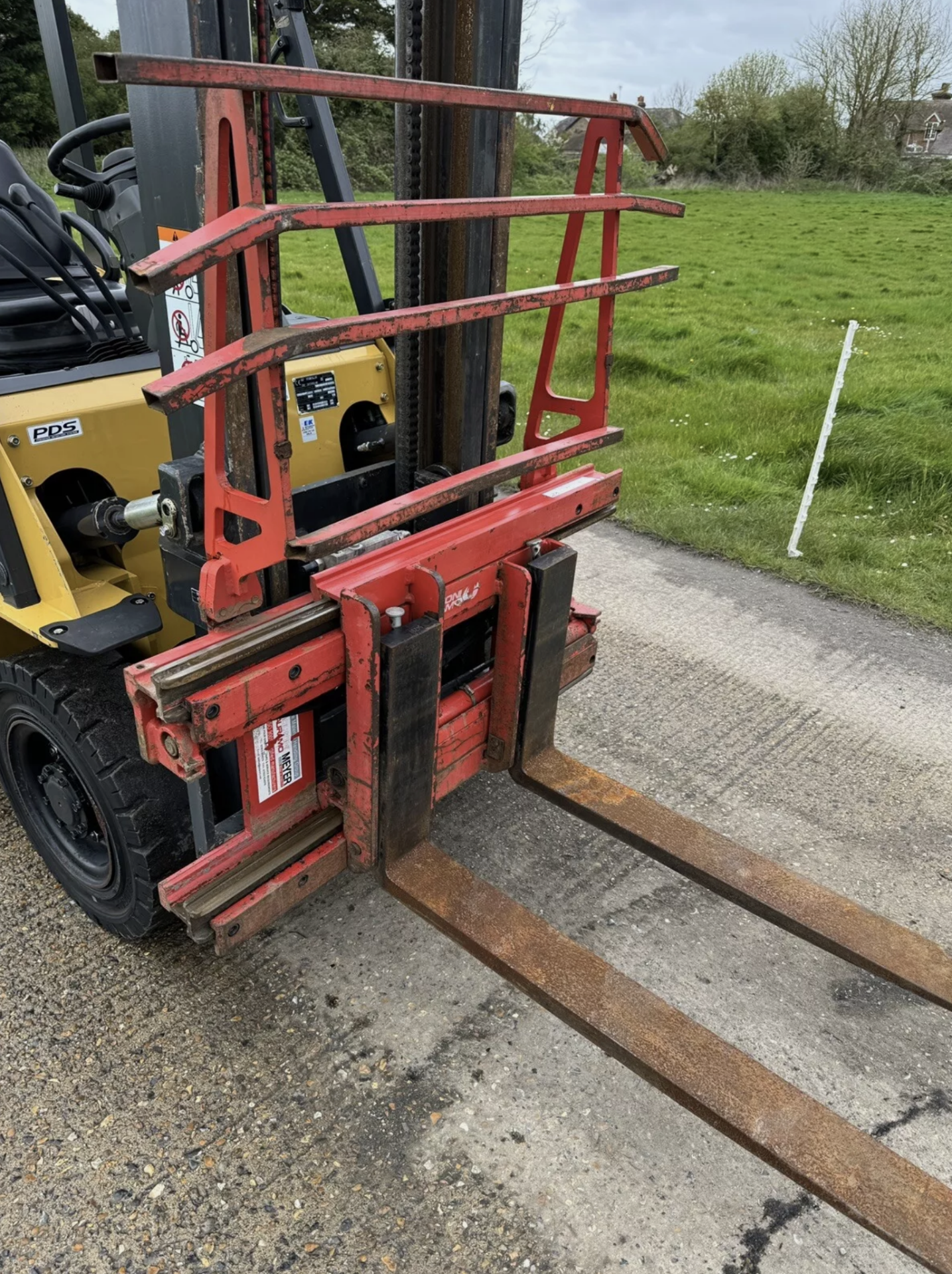 CATERPILLAR, 2.5 Tonne Diesel Forklift - 2500 Hours From New) with fork spreader - Image 6 of 9