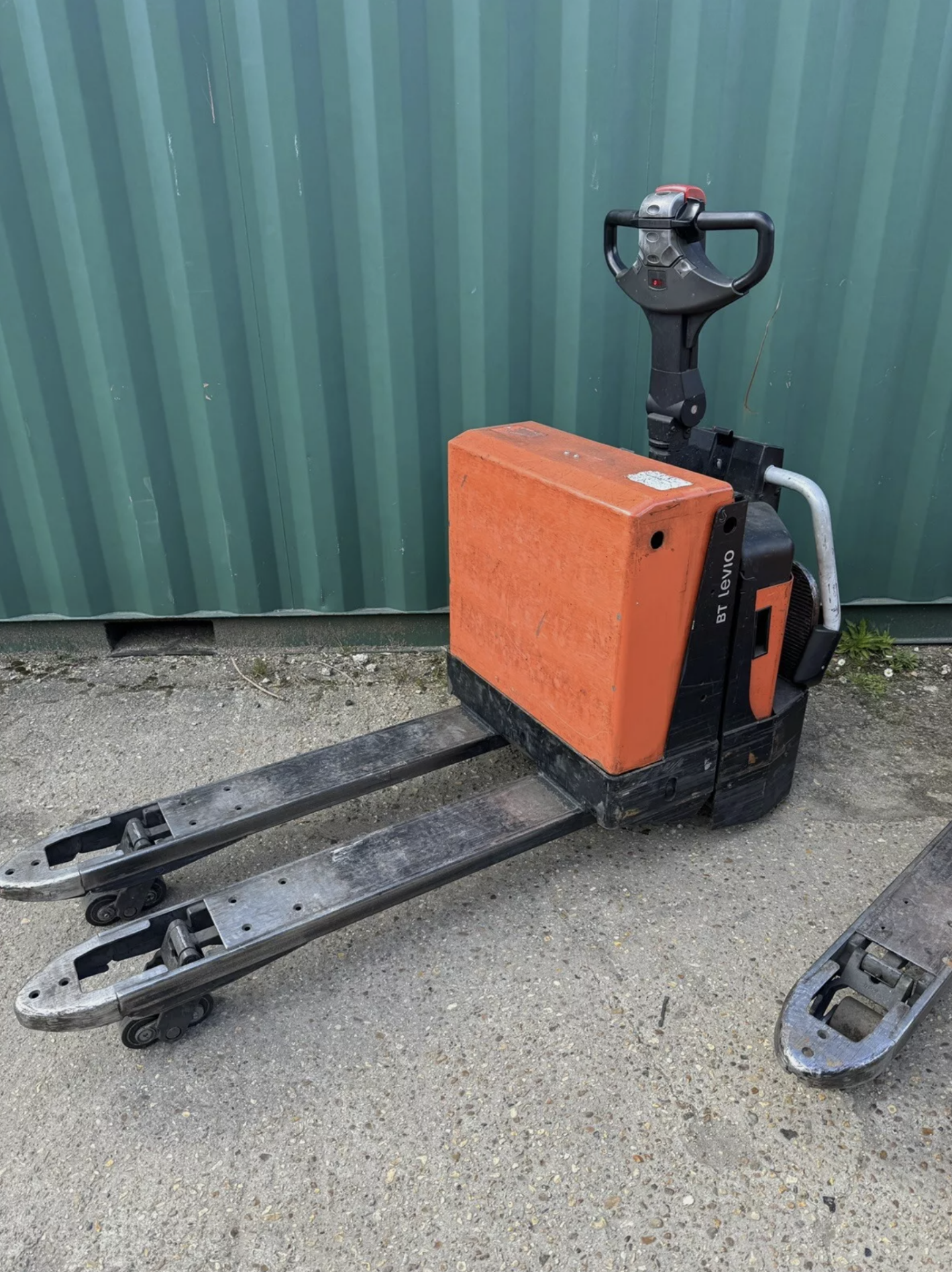 2 x BT 2 Tonne Electric Pallet Truck - Image 3 of 6