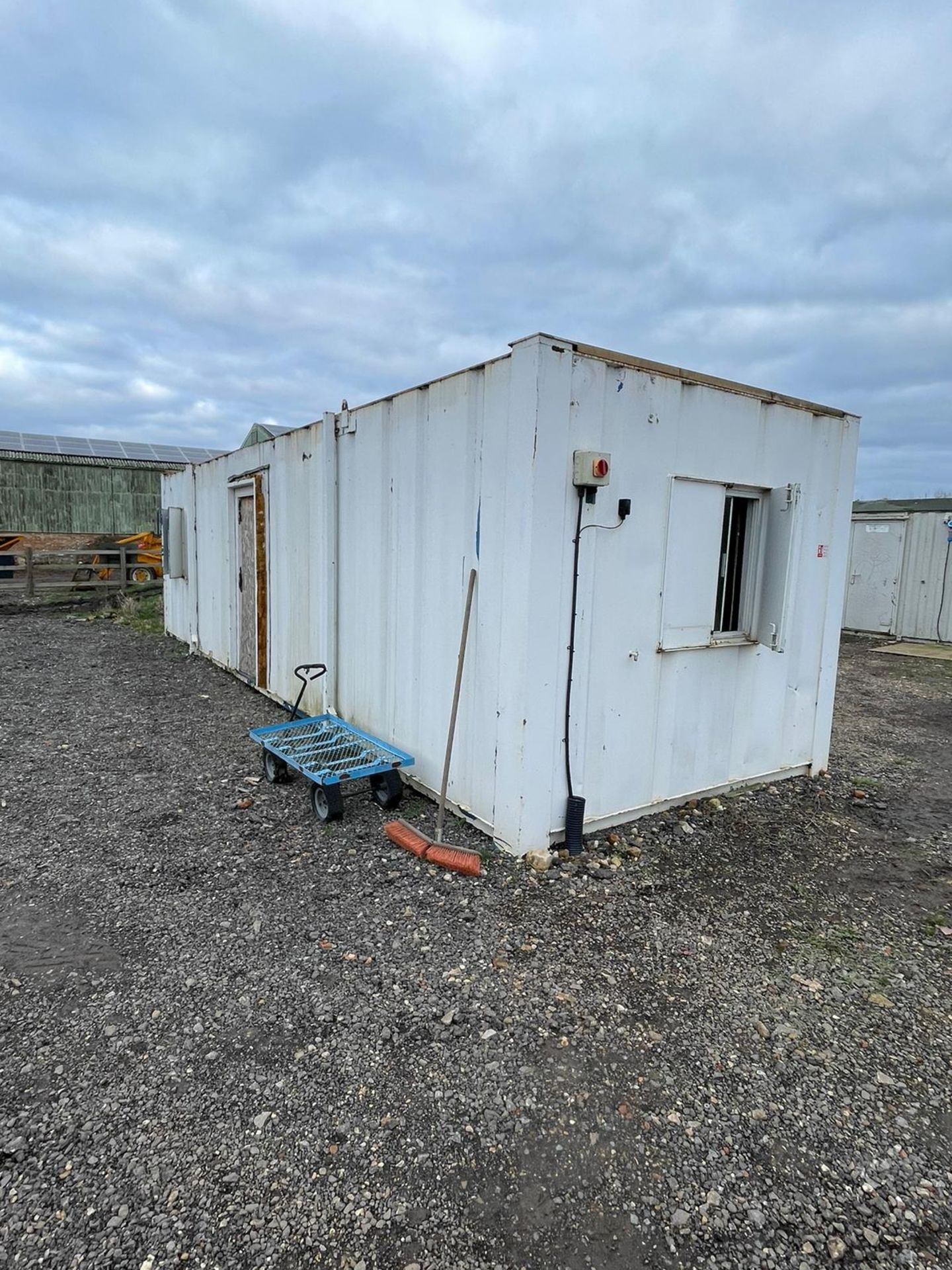 NO RESERVE - 32ft x 10ft anti vandal cabin - Bild 2 aus 6