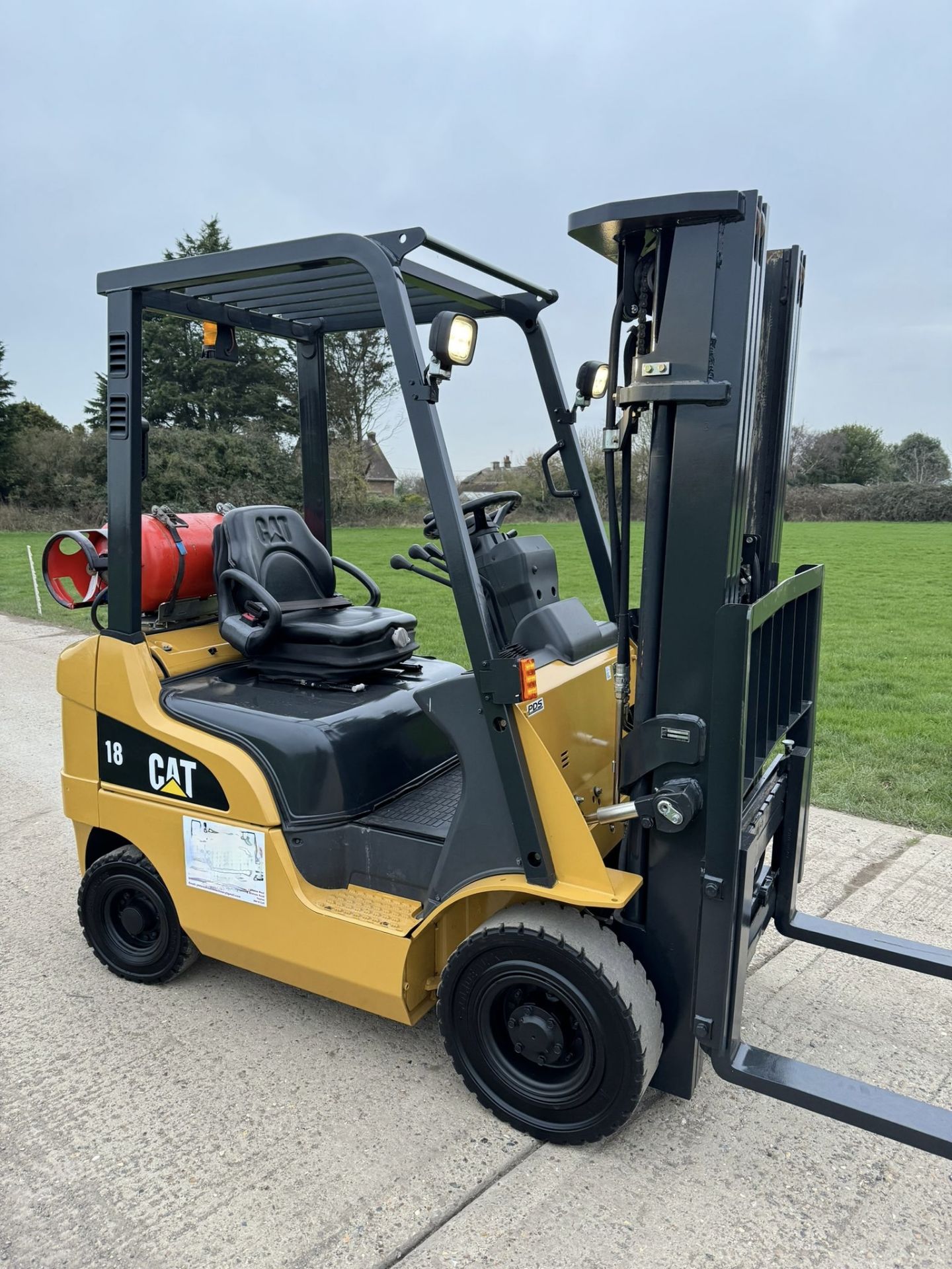 2018 CATERPILLAR 1.8 Tonne Gas Forklift Truck (Container) Triple Mast - Image 5 of 9