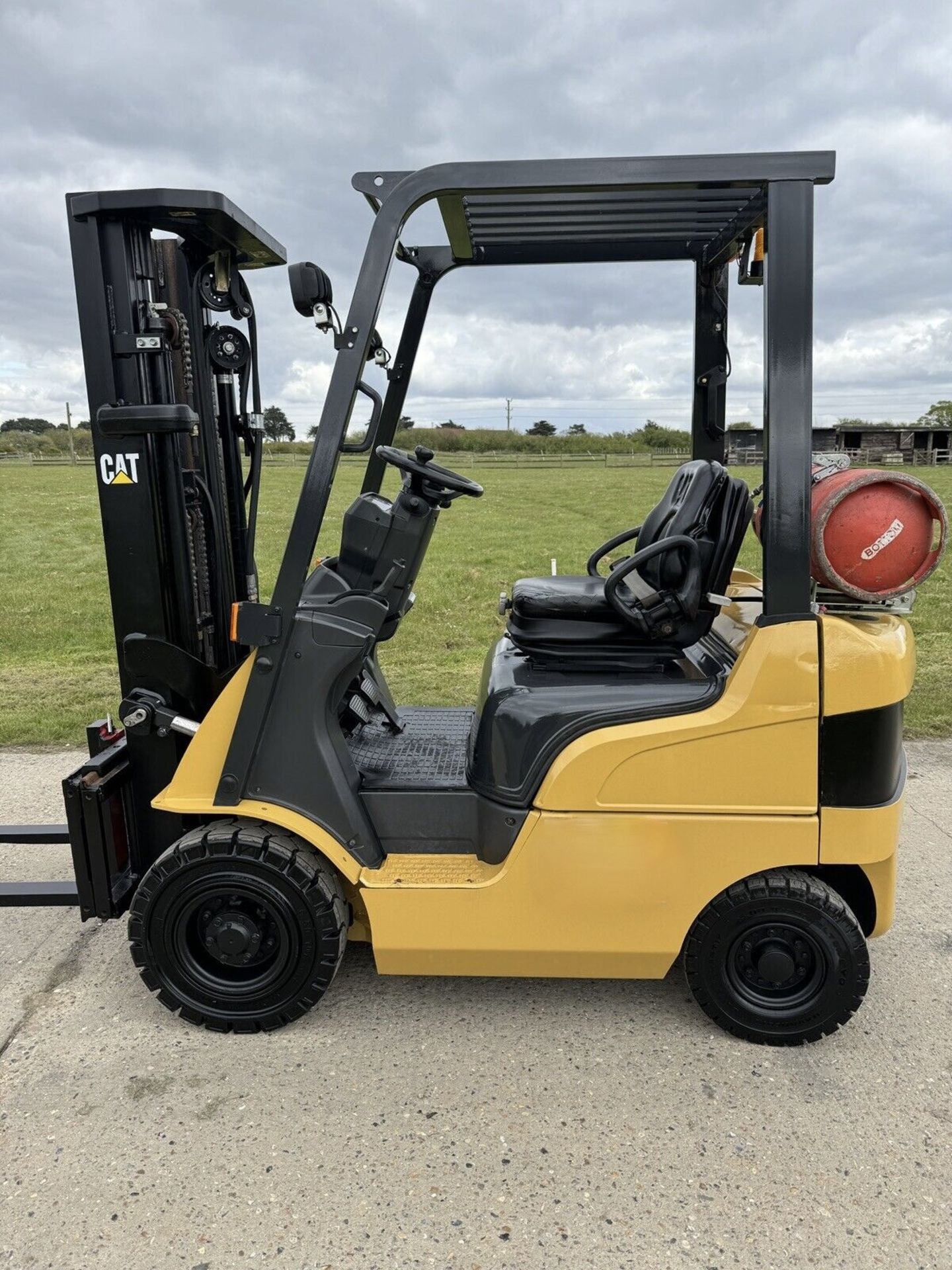 2016, CATERPILLAR - 1.5 Tonne Gas Forklift (Container / Triple Mast) - 3400 Hours - Image 2 of 6