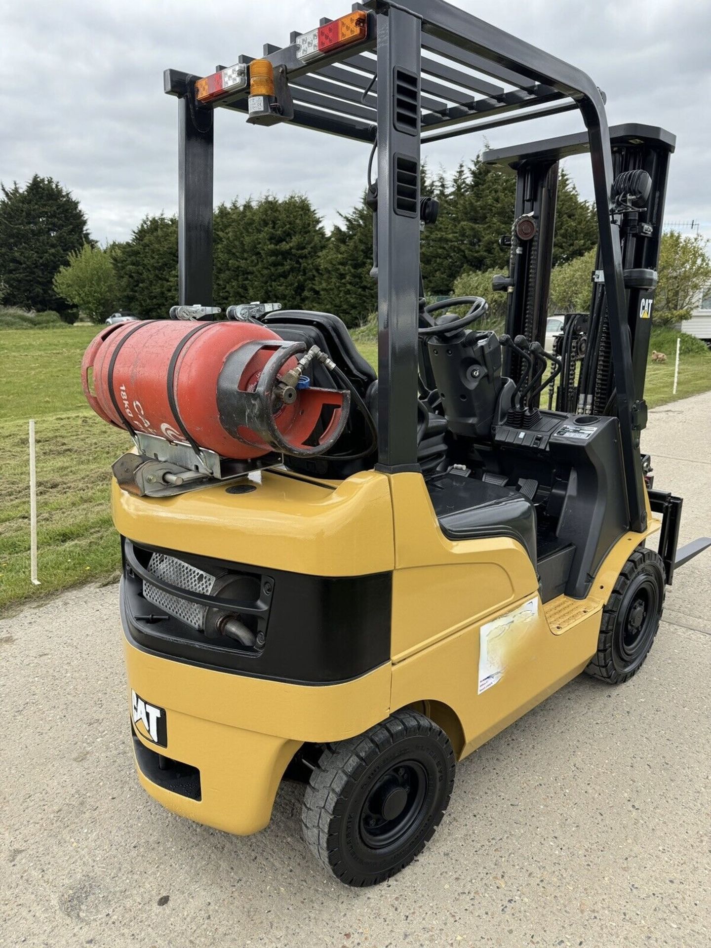 2016, CATERPILLAR - 1.5 Tonne Gas Forklift (Container / Triple Mast) - 3400 Hours - Image 3 of 6