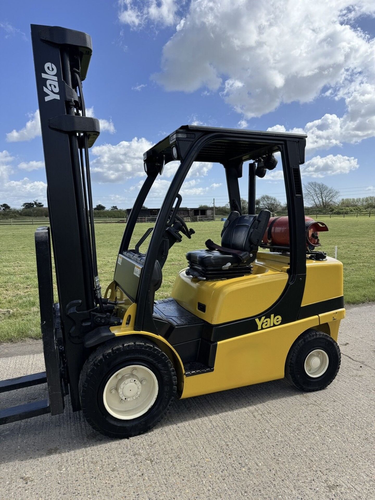 2017 - YALE Gas Forklift Truck (5.9 m lift) - Only 2200 Hours - Image 2 of 7